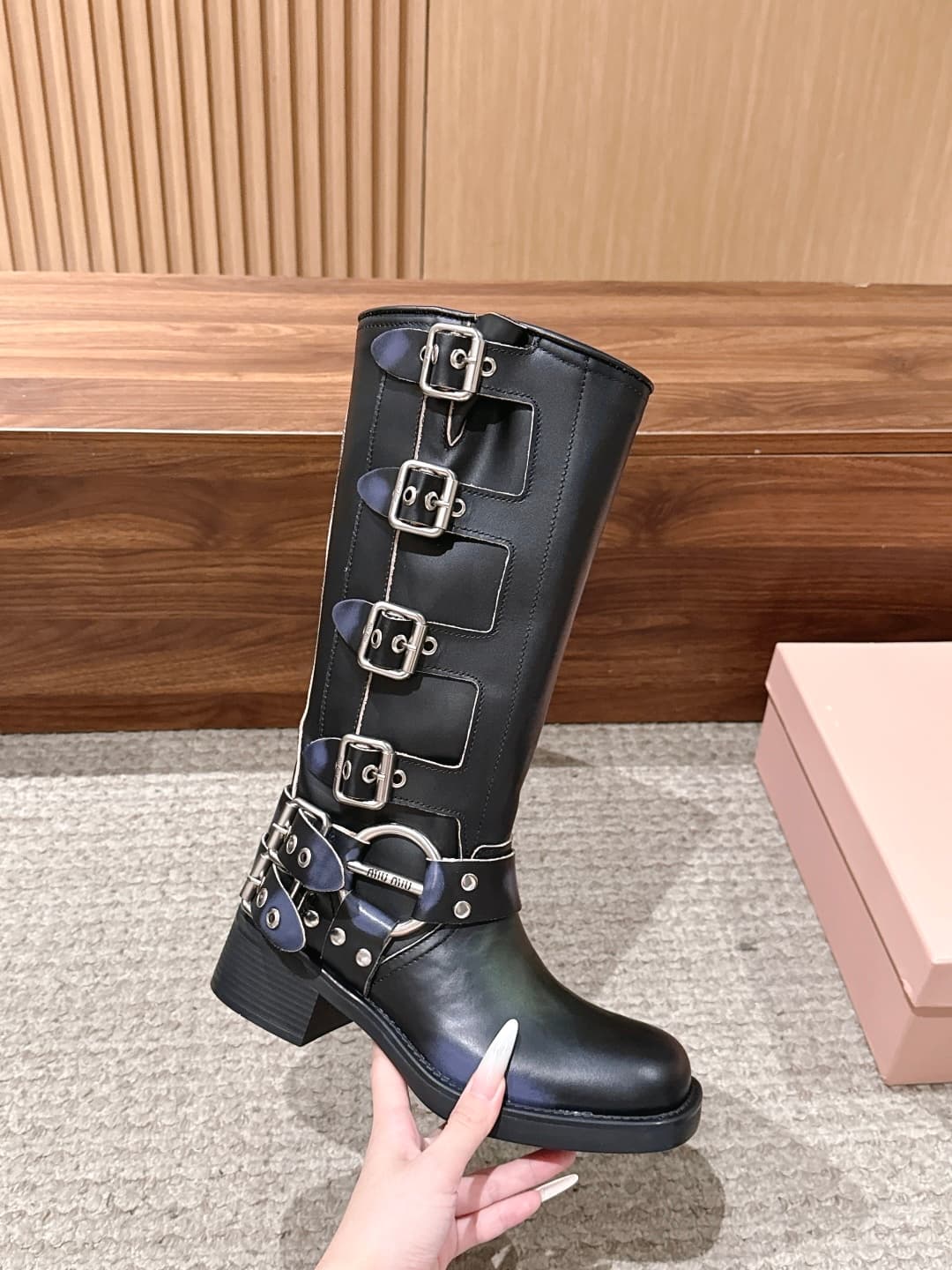 D10572 MIU MIU: Classic autumn/winter boots with full buckles, designed for fashion shows. They are short boots with a worn-out look and a leather-like texture! — image 5