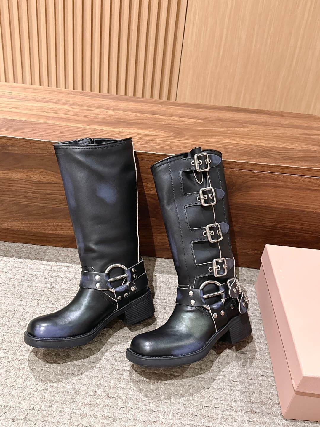 D10572 MIU MIU: Classic autumn/winter boots with full buckles, designed for fashion shows. They are short boots with a worn-out look and a leather-like texture! — image 4