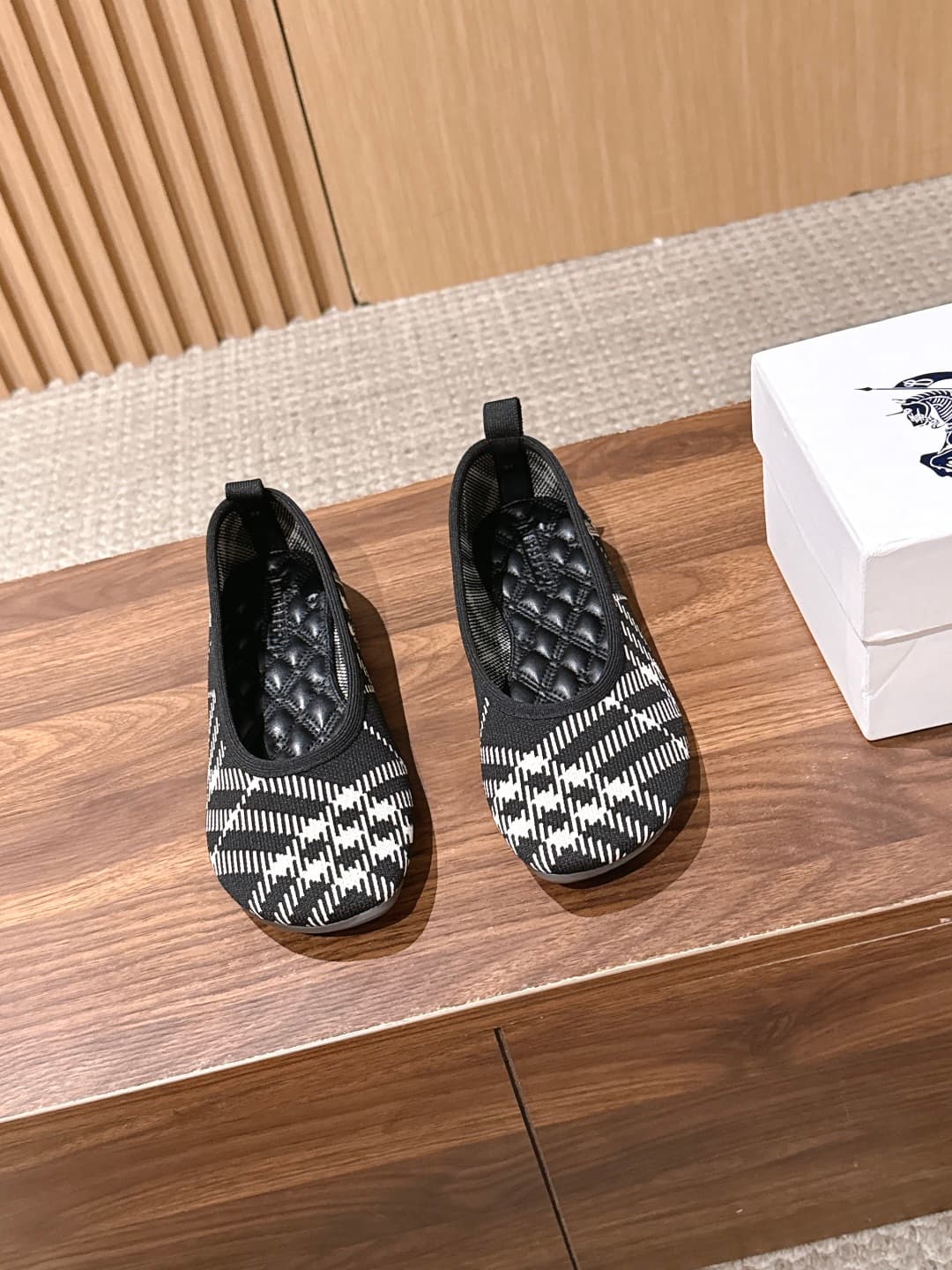 D3132 [Wanjiang] BURBERRY Water Slide Collection – Ballroom Shoes, Ballet Flats — image 1