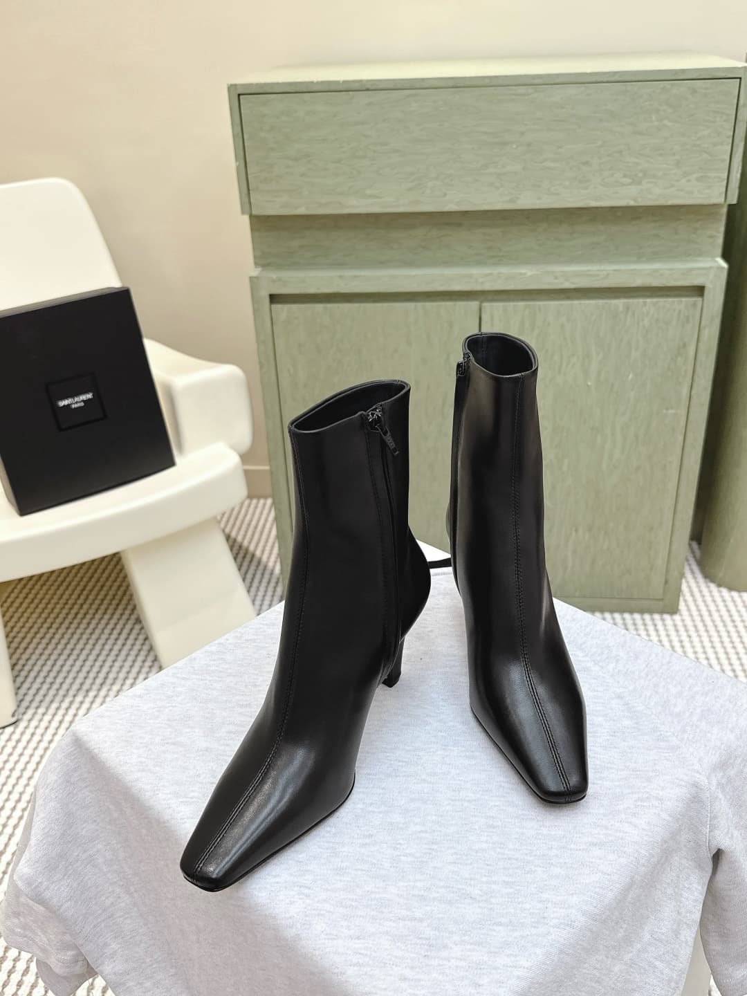 D12077 Custom shopping level | D092🦁 Elegant design, Saint Laurent’s new square-toe high heels in various lengths. Who doesn’t need a pair of new boots for early autumn? In the romantic autumn season, wearing a pair of boots or sneakers is absolutely stun — image 3