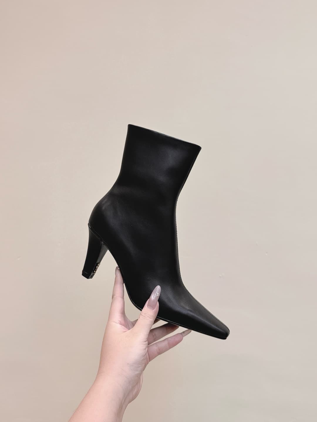 D12077 Custom shopping level | D092🦁 Elegant design, Saint Laurent’s new square-toe high heels in various lengths. Who doesn’t need a pair of new boots for early autumn? In the romantic autumn season, wearing a pair of boots or sneakers is absolutely stun — image 8