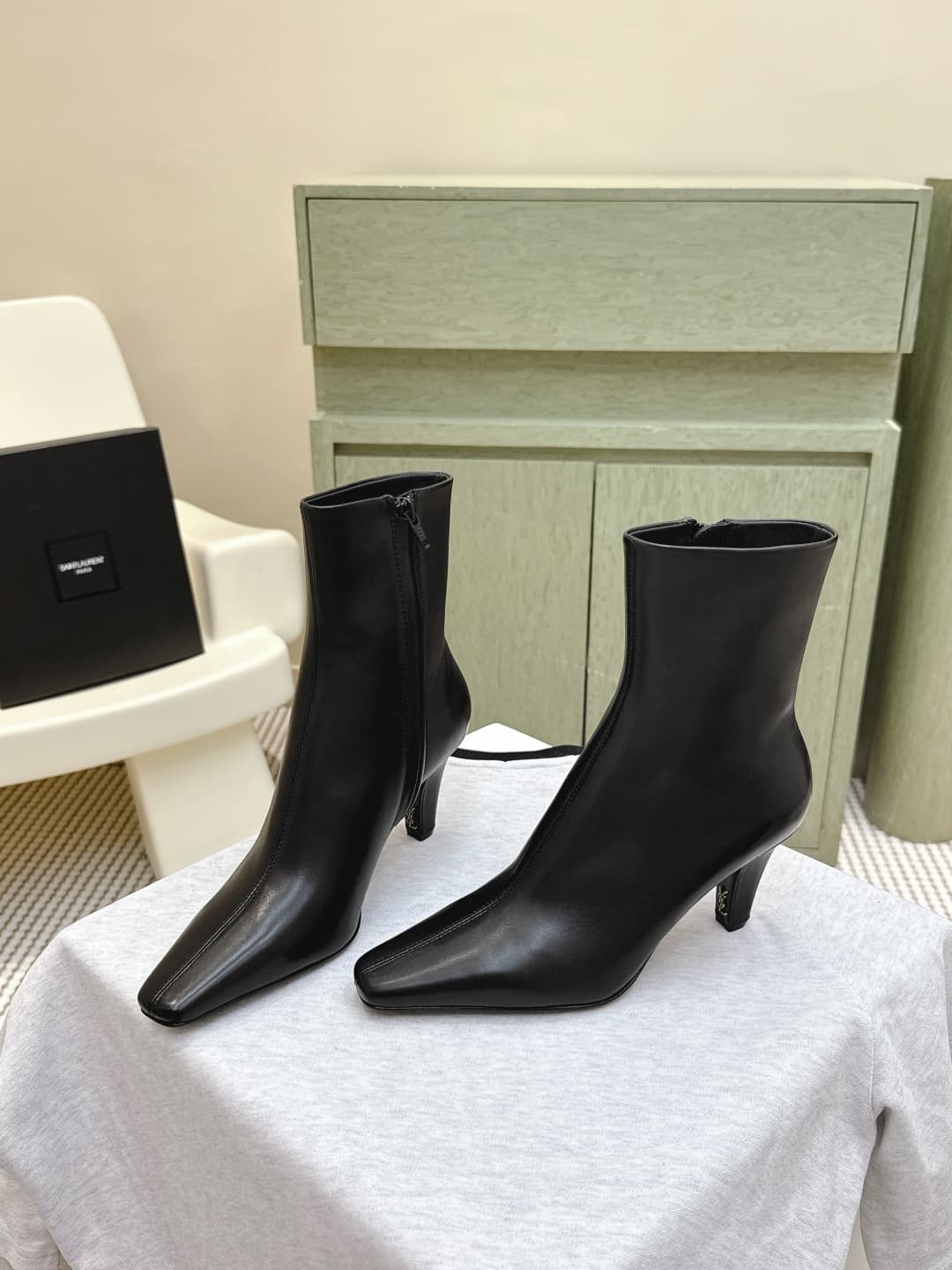 D12077 Custom shopping level | D092🦁 Elegant design, Saint Laurent’s new square-toe high heels in various lengths. Who doesn’t need a pair of new boots for early autumn? In the romantic autumn season, wearing a pair of boots or sneakers is absolutely stun — image 2