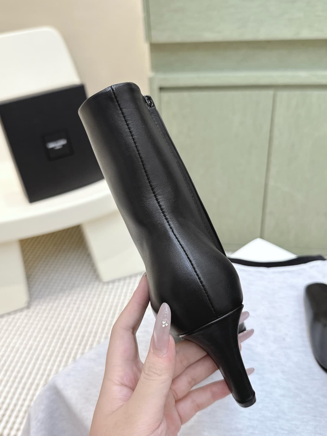 D12077 Custom shopping level | D092🦁 Elegant design, Saint Laurent’s new square-toe high heels in various lengths. Who doesn’t need a pair of new boots for early autumn? In the romantic autumn season, wearing a pair of boots or sneakers is absolutely stun — image 5