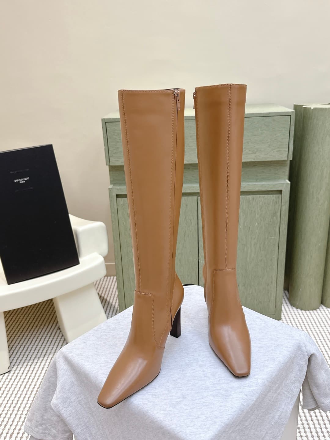 D12072 Exclusive purchase level | D093🦁 Elegant and stylish Saint Laurent new model square-toe high heels, long or short length. Who doesn’t need a pair of new boots for early autumn? In the romantic autumn season, wearing a pair of boots or sneakers is a — image 3