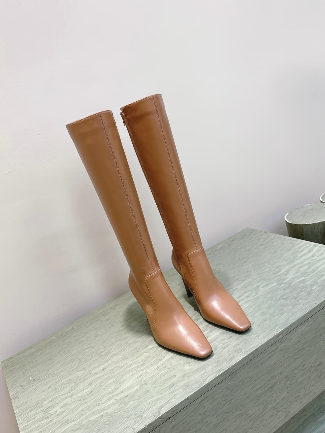 D12072 Exclusive purchase level | D093🦁 Elegant and stylish Saint Laurent new model square-toe high heels, long or short length. Who doesn’t need a pair of new boots for early autumn? In the romantic autumn season, wearing a pair of boots or sneakers is a — image 7
