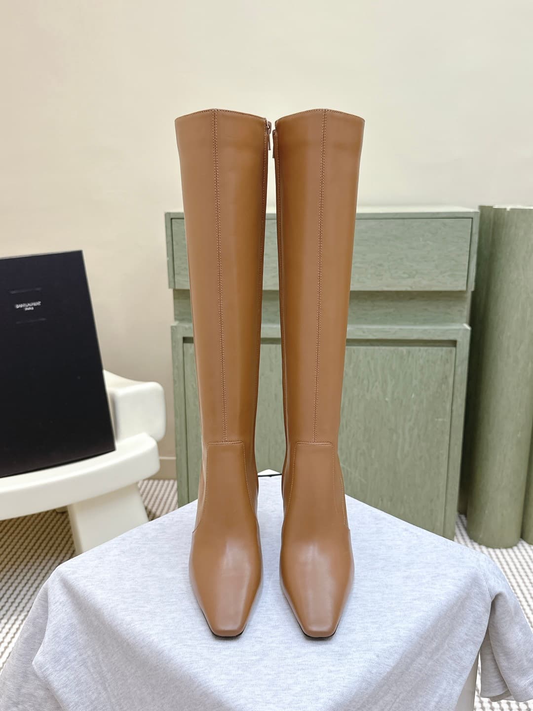 D12072 Exclusive purchase level | D093🦁 Elegant and stylish Saint Laurent new model square-toe high heels, long or short length. Who doesn’t need a pair of new boots for early autumn? In the romantic autumn season, wearing a pair of boots or sneakers is a — image 1