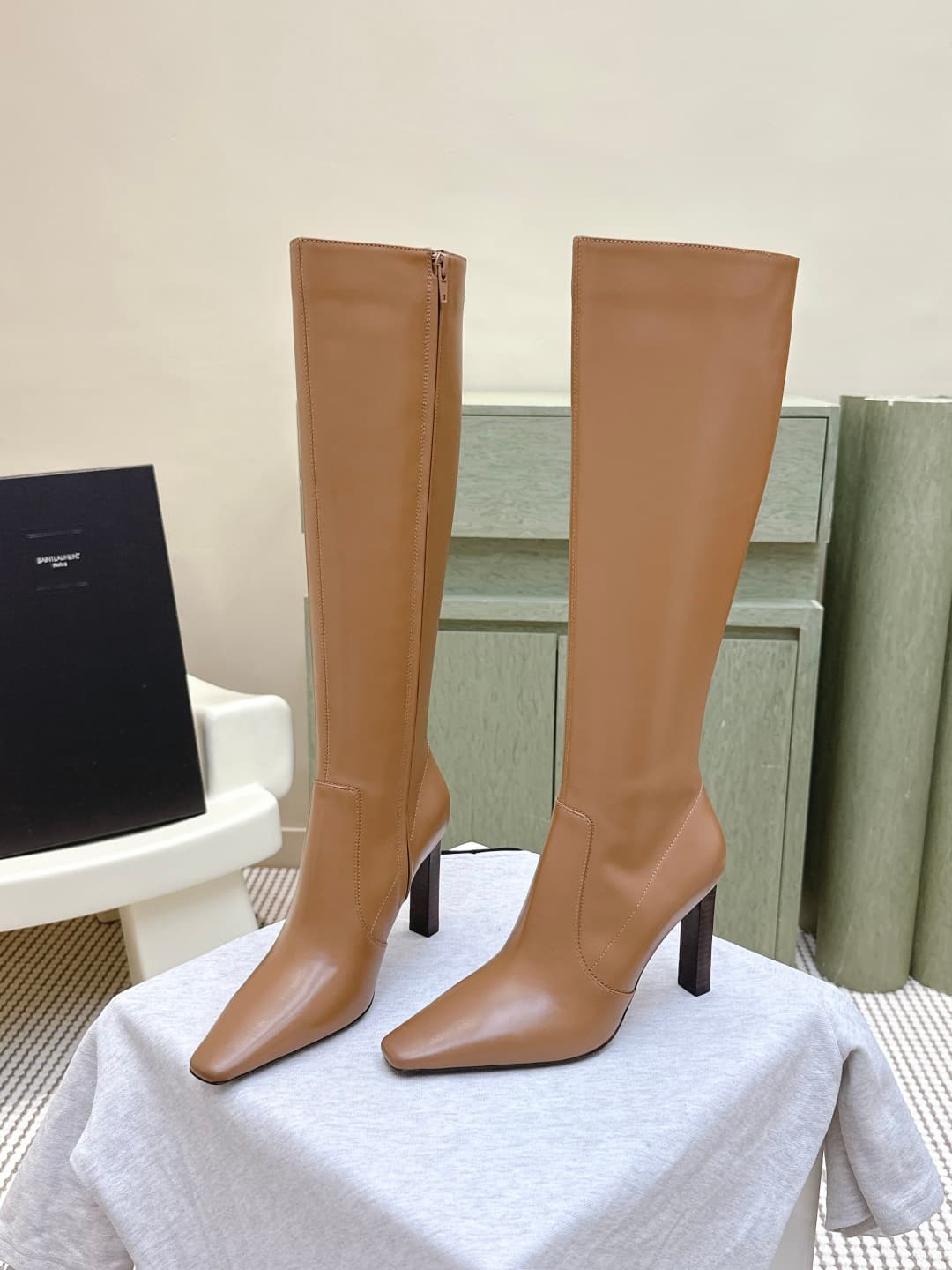 D12072 Exclusive purchase level | D093🦁 Elegant and stylish Saint Laurent new model square-toe high heels, long or short length. Who doesn’t need a pair of new boots for early autumn? In the romantic autumn season, wearing a pair of boots or sneakers is a — image 2
