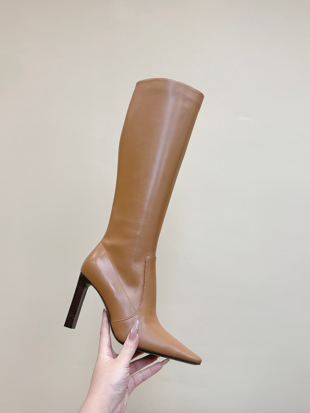 D12072 Exclusive purchase level | D093🦁 Elegant and stylish Saint Laurent new model square-toe high heels, long or short length. Who doesn’t need a pair of new boots for early autumn? In the romantic autumn season, wearing a pair of boots or sneakers is a — image 8