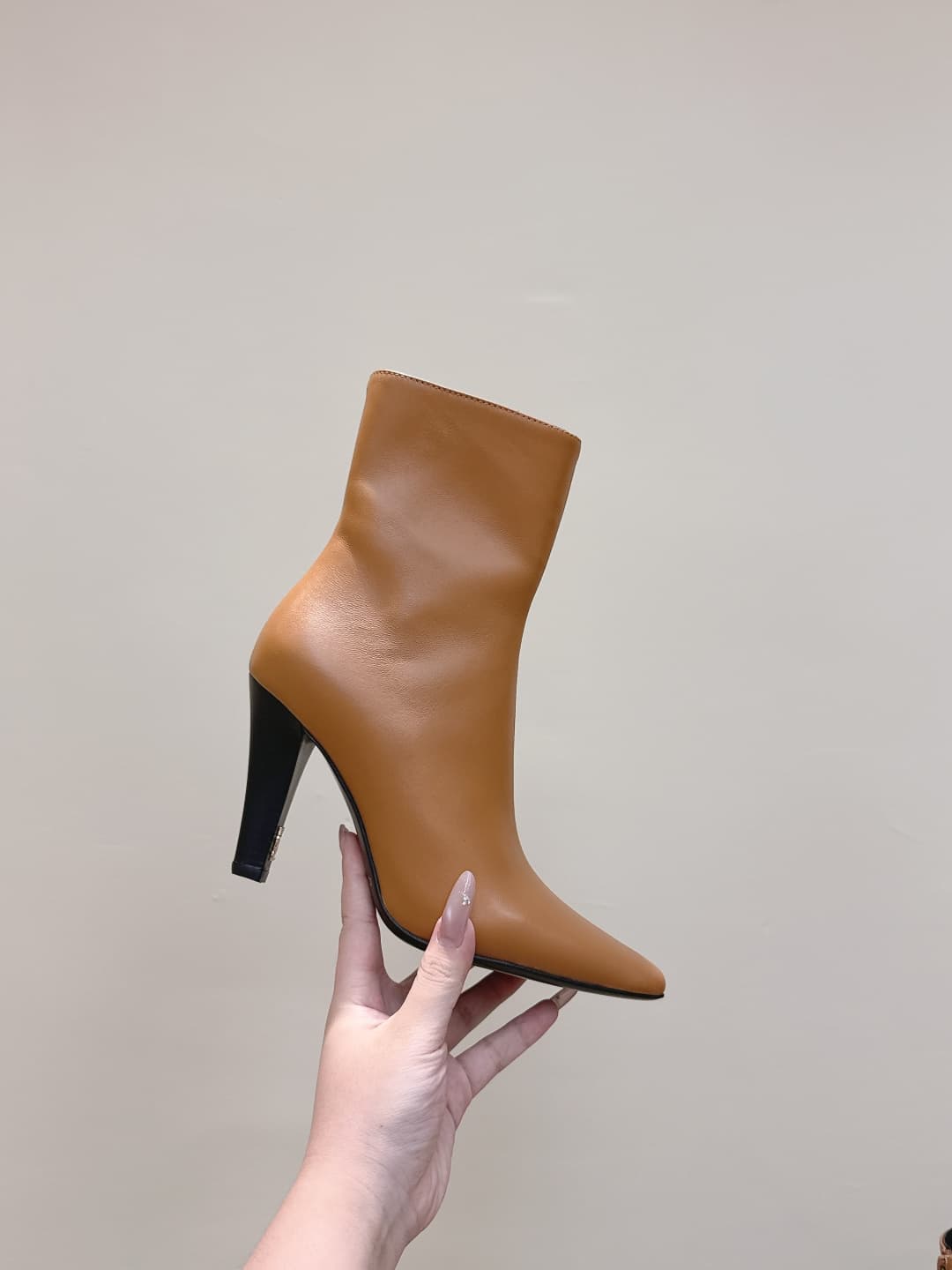D12070 Buyer’s level | D425🦁 Elegant and stylish Saint Laurent new model pointed high heels, long or short. Who doesn’t need a pair of new boots in early autumn? In the romantic autumn season, wearing a pair of boots or slippers is absolutely stunning! Th — image 8