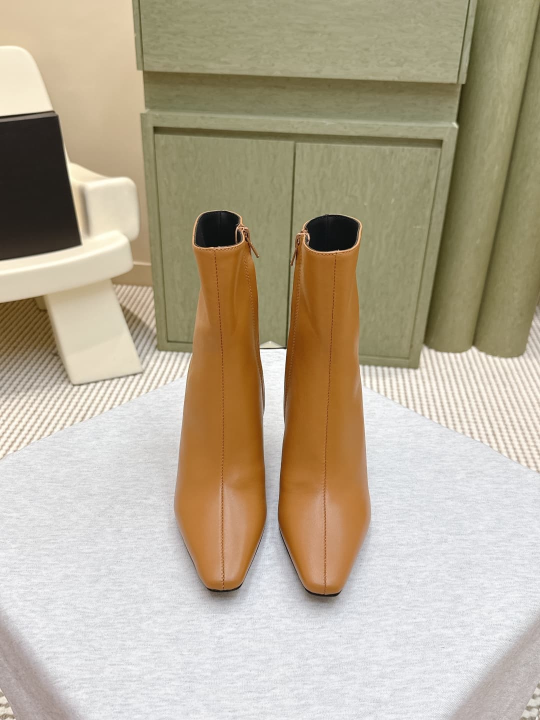 D12070 Buyer’s level | D425🦁 Elegant and stylish Saint Laurent new model pointed high heels, long or short. Who doesn’t need a pair of new boots in early autumn? In the romantic autumn season, wearing a pair of boots or slippers is absolutely stunning! Th — image 1