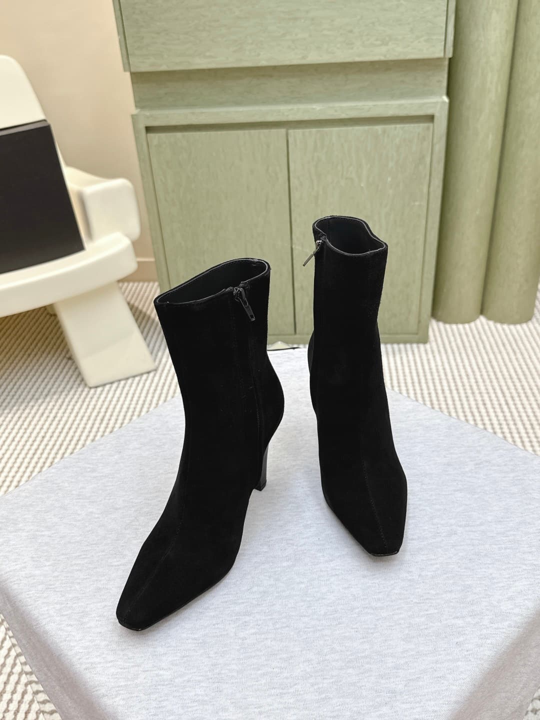D12069 Custom shopping level | D425🦁 Elegant design, Saint Laurent’s new square-toe high heels in various lengths. Who doesn’t need a pair of new boots for early autumn? In the romantic autumn season, wearing a pair of high or short boots is absolutely st — image 2
