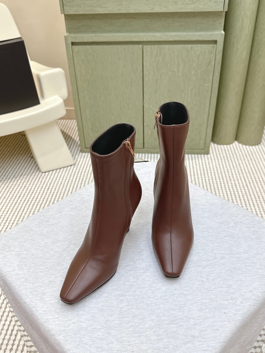 D12068 Buyer’s level | D425🦁 Elegant & stylish Saint Laurent new model pointed high heels, both long and short. Who doesn’t need a pair of new boots in early autumn? In the romantic autumn season, wearing a pair of boots or sneakers is absolutely stunning — image 3