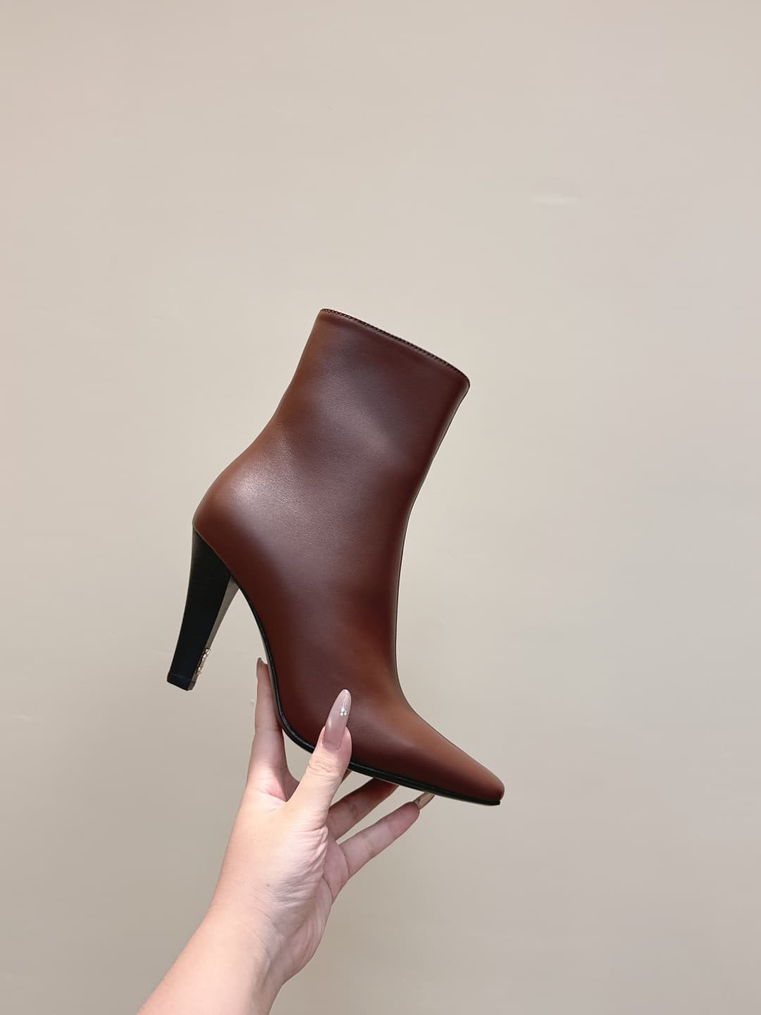 D12068 Buyer’s level | D425🦁 Elegant & stylish Saint Laurent new model pointed high heels, both long and short. Who doesn’t need a pair of new boots in early autumn? In the romantic autumn season, wearing a pair of boots or sneakers is absolutely stunning — image 8
