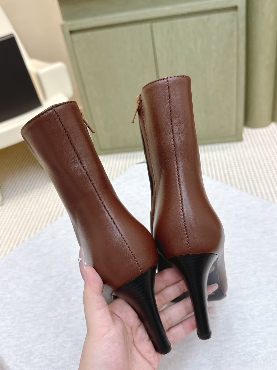 D12068 Buyer’s level | D425🦁 Elegant & stylish Saint Laurent new model pointed high heels, both long and short. Who doesn’t need a pair of new boots in early autumn? In the romantic autumn season, wearing a pair of boots or sneakers is absolutely stunning — image 5
