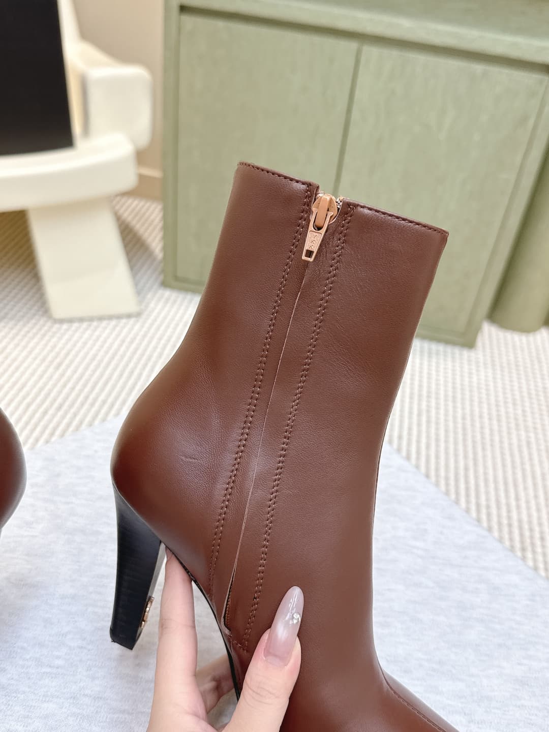 D12068 Buyer’s level | D425🦁 Elegant & stylish Saint Laurent new model pointed high heels, both long and short. Who doesn’t need a pair of new boots in early autumn? In the romantic autumn season, wearing a pair of boots or sneakers is absolutely stunning — image 6