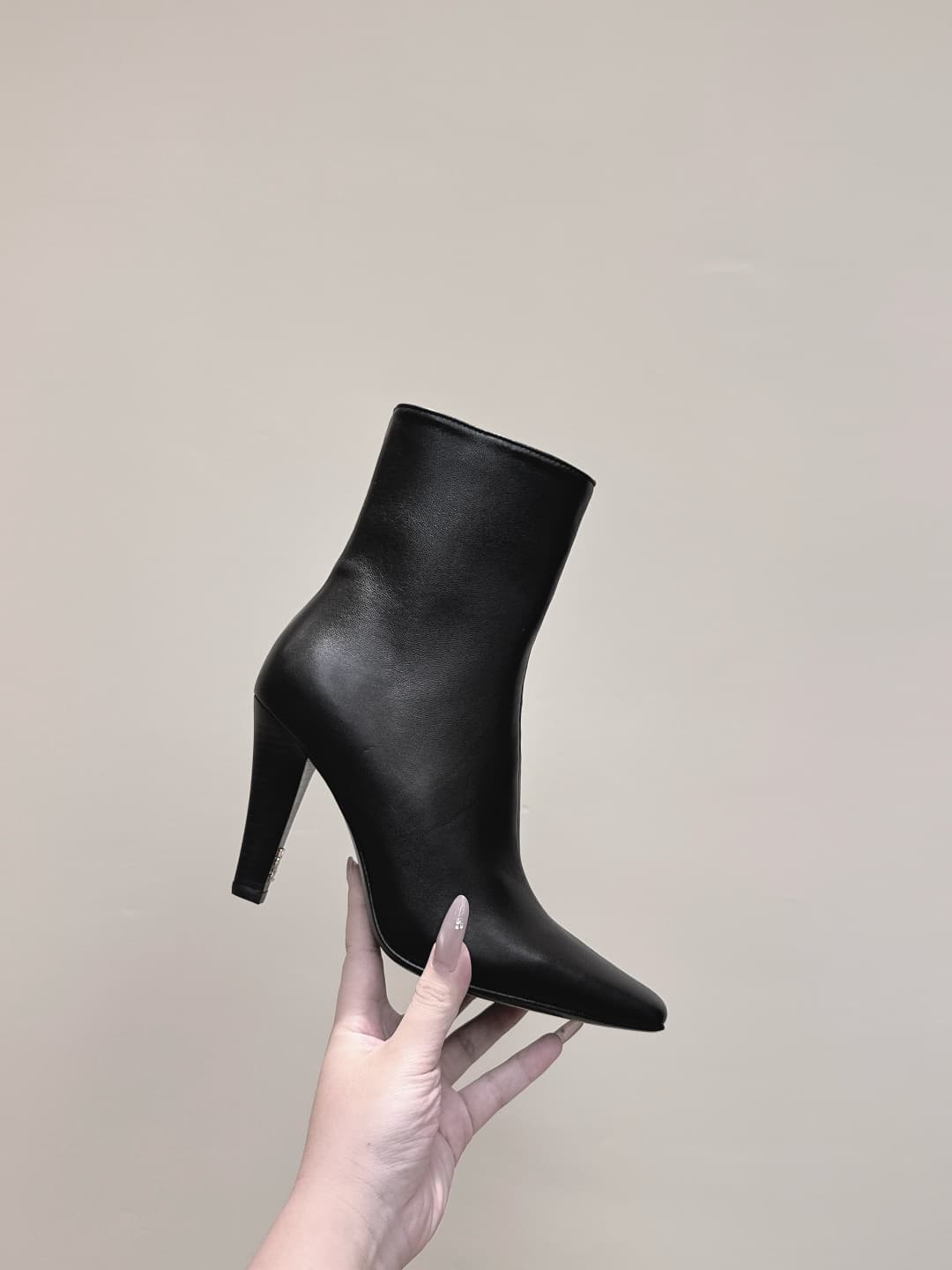 D12067 Expedited Purchase Level | D425🦁 Elegant Design, Saint Laurent’s new square-toe high heels in various lengths. Who doesn’t need a pair of new boots for early autumn? In the romantic autumn season, wearing a pair of boots or shoes with long or short — image 8