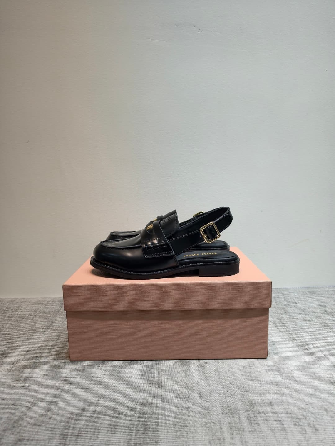 D10650 MIUMIU 2026 New Vintage/Retro Loafers – The upper is made of high-quality calfskin or leather; some models feature aged waxed leather, giving a vintage look. There are also different versions with glossy polished leather, wine-red dyed leather, and — image 4