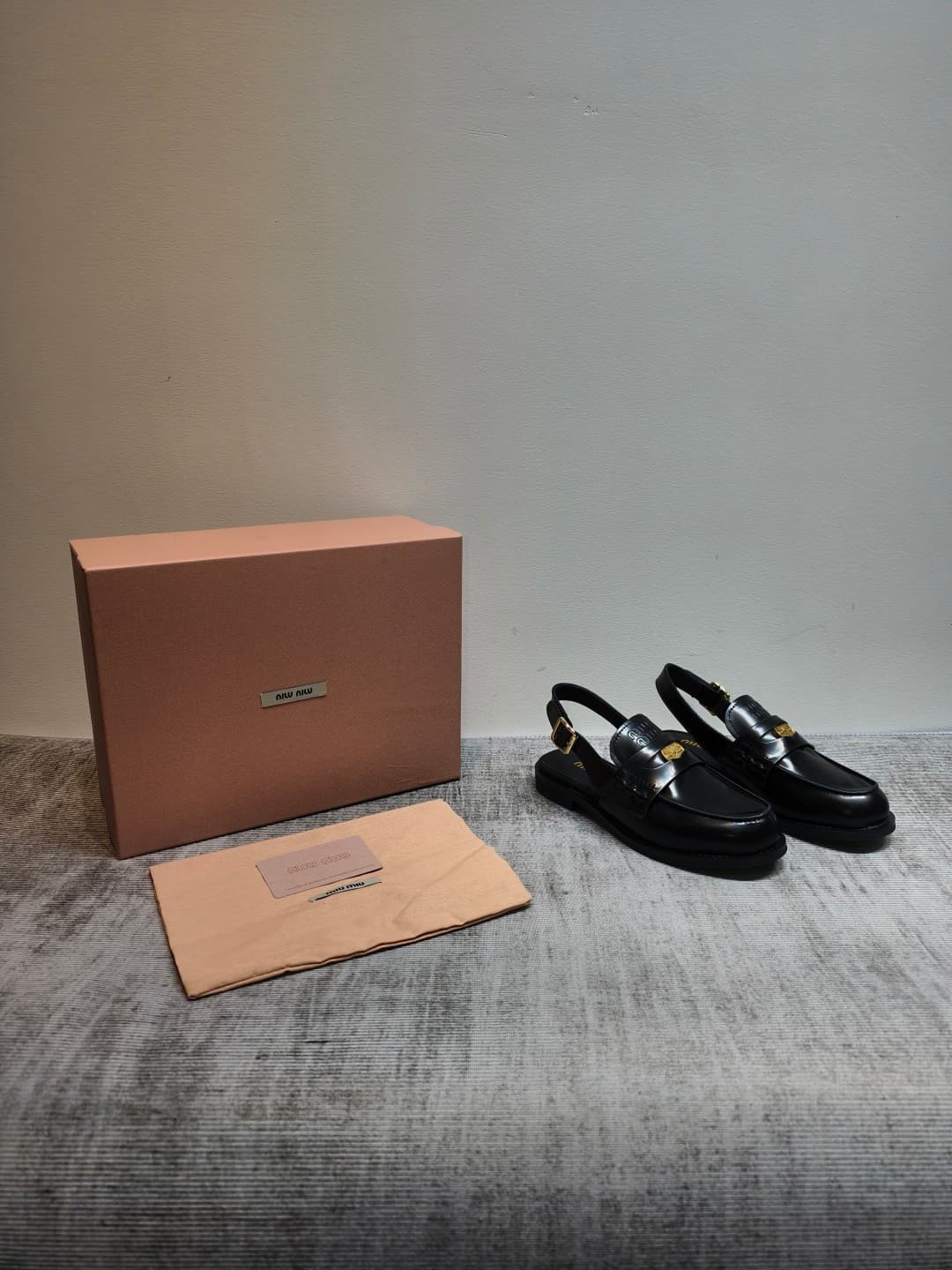 D10650 MIUMIU 2026 New Vintage/Retro Loafers – The upper is made of high-quality calfskin or leather; some models feature aged waxed leather, giving a vintage look. There are also different versions with glossy polished leather, wine-red dyed leather, and — image 2