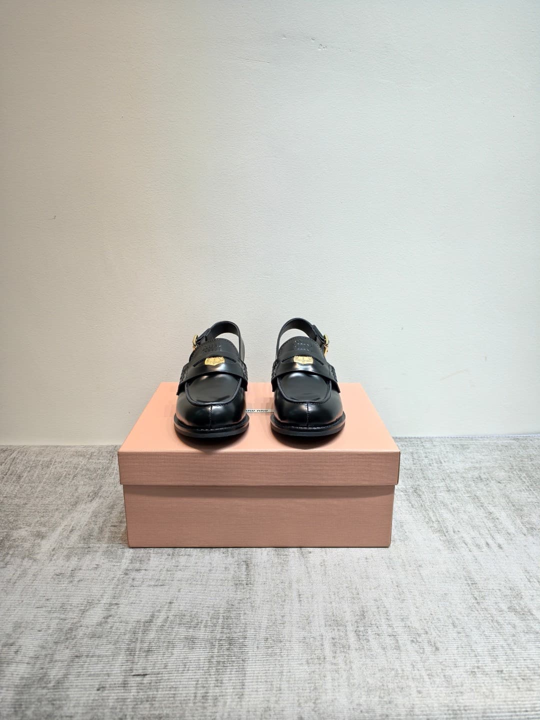 D10650 MIUMIU 2026 New Vintage/Retro Loafers – The upper is made of high-quality calfskin or leather; some models feature aged waxed leather, giving a vintage look. There are also different versions with glossy polished leather, wine-red dyed leather, and — image 5