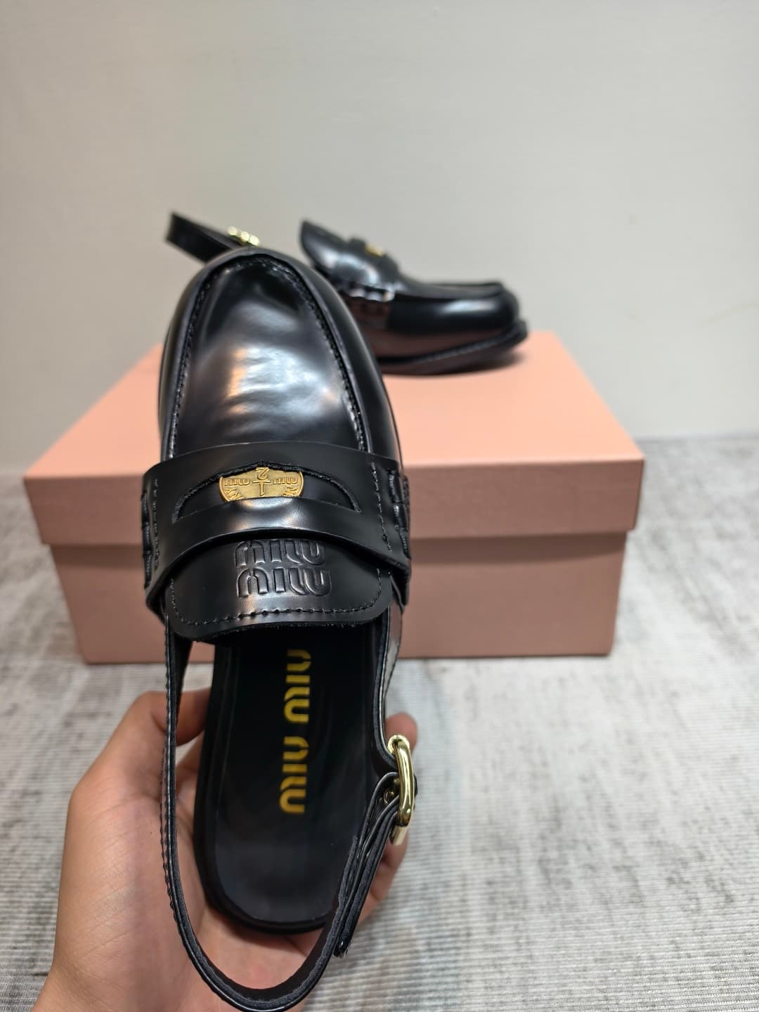 D10650 MIUMIU 2026 New Vintage/Retro Loafers – The upper is made of high-quality calfskin or leather; some models feature aged waxed leather, giving a vintage look. There are also different versions with glossy polished leather, wine-red dyed leather, and — image 8