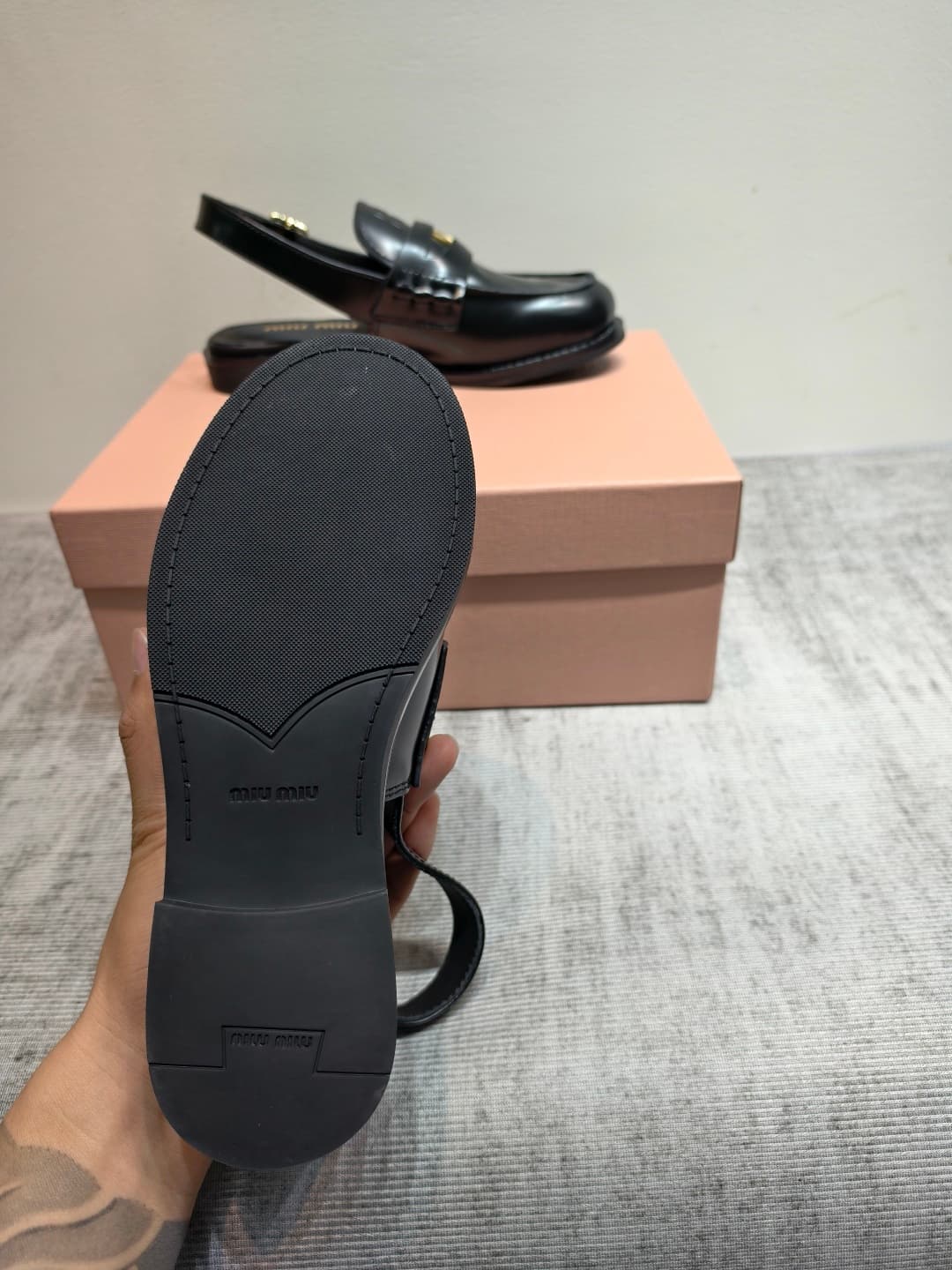 D10650 MIUMIU 2026 New Vintage/Retro Loafers – The upper is made of high-quality calfskin or leather; some models feature aged waxed leather, giving a vintage look. There are also different versions with glossy polished leather, wine-red dyed leather, and — image 7