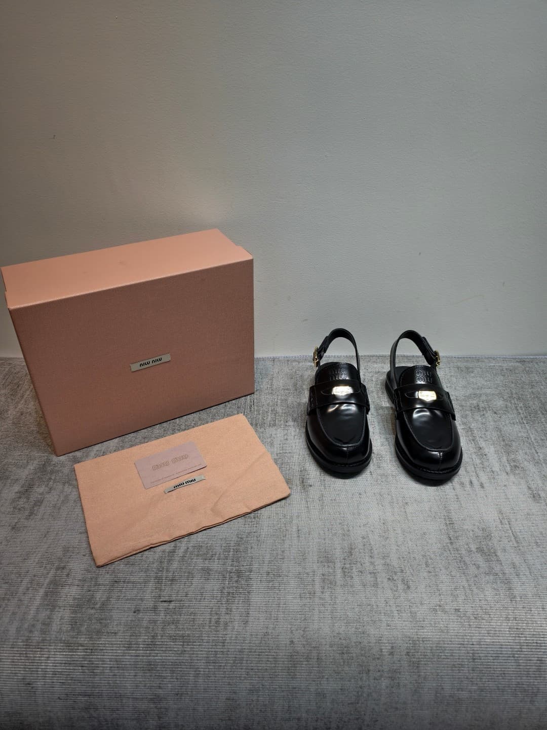 D10650 MIUMIU 2026 New Vintage/Retro Loafers – The upper is made of high-quality calfskin or leather; some models feature aged waxed leather, giving a vintage look. There are also different versions with glossy polished leather, wine-red dyed leather, and — image 6