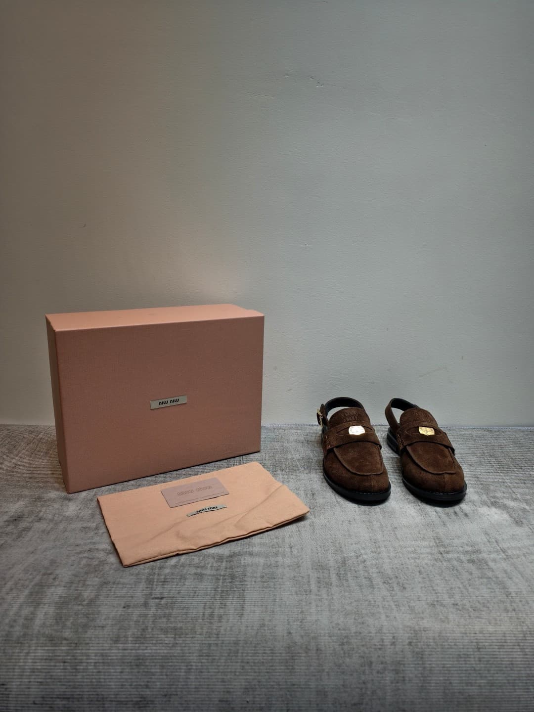 D10648 MIUMIU 2026 new vintage/retro shoes. The upper is made of high-quality calfskin or leather; some models feature aged waxed leather, giving a vintage look. There are also different versions with glossy polished leather, wine-red colored leather, and — image 4
