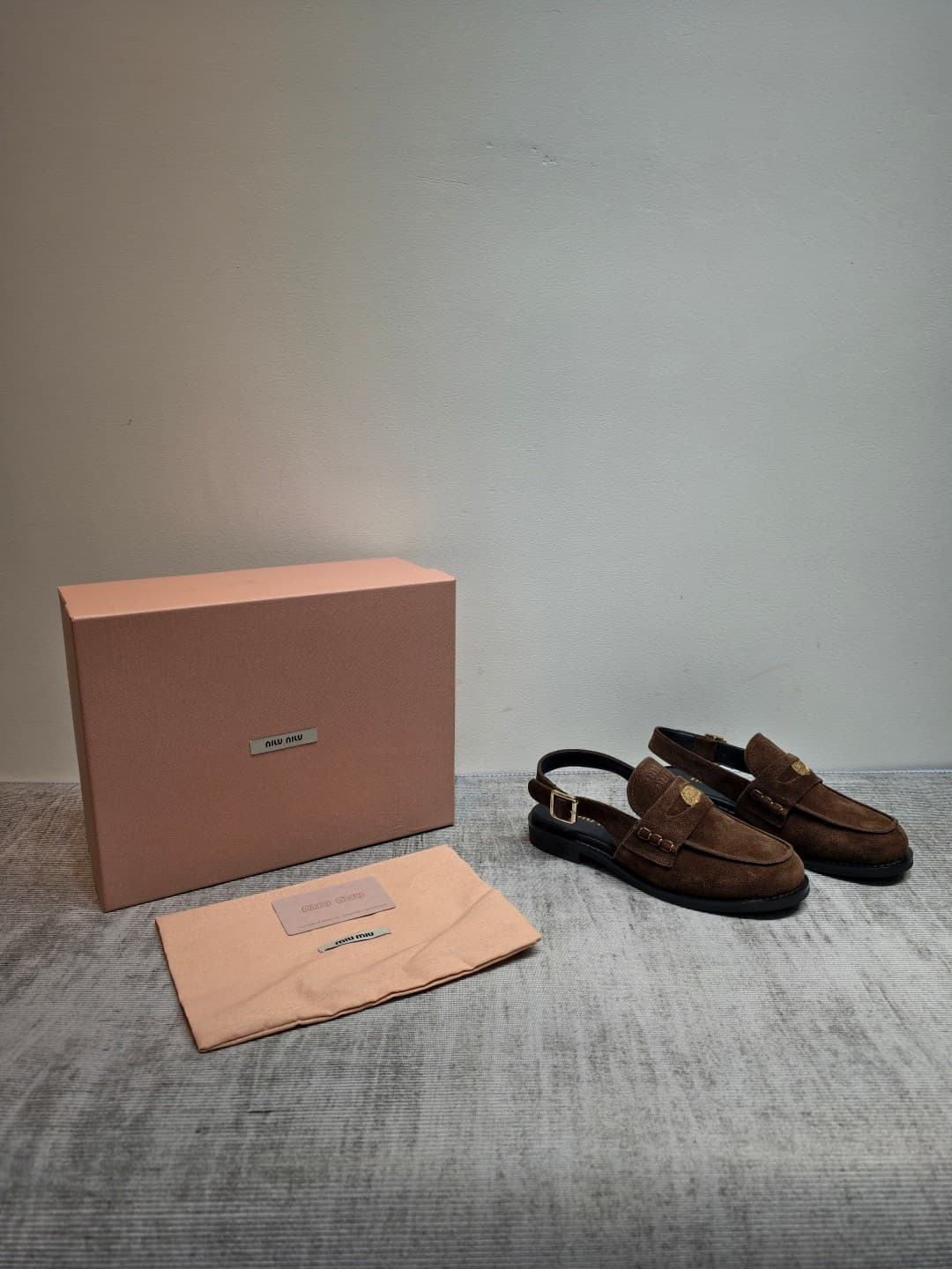 D10648 MIUMIU 2026 new vintage/retro shoes. The upper is made of high-quality calfskin or leather; some models feature aged waxed leather, giving a vintage look. There are also different versions with glossy polished leather, wine-red colored leather, and — image 3