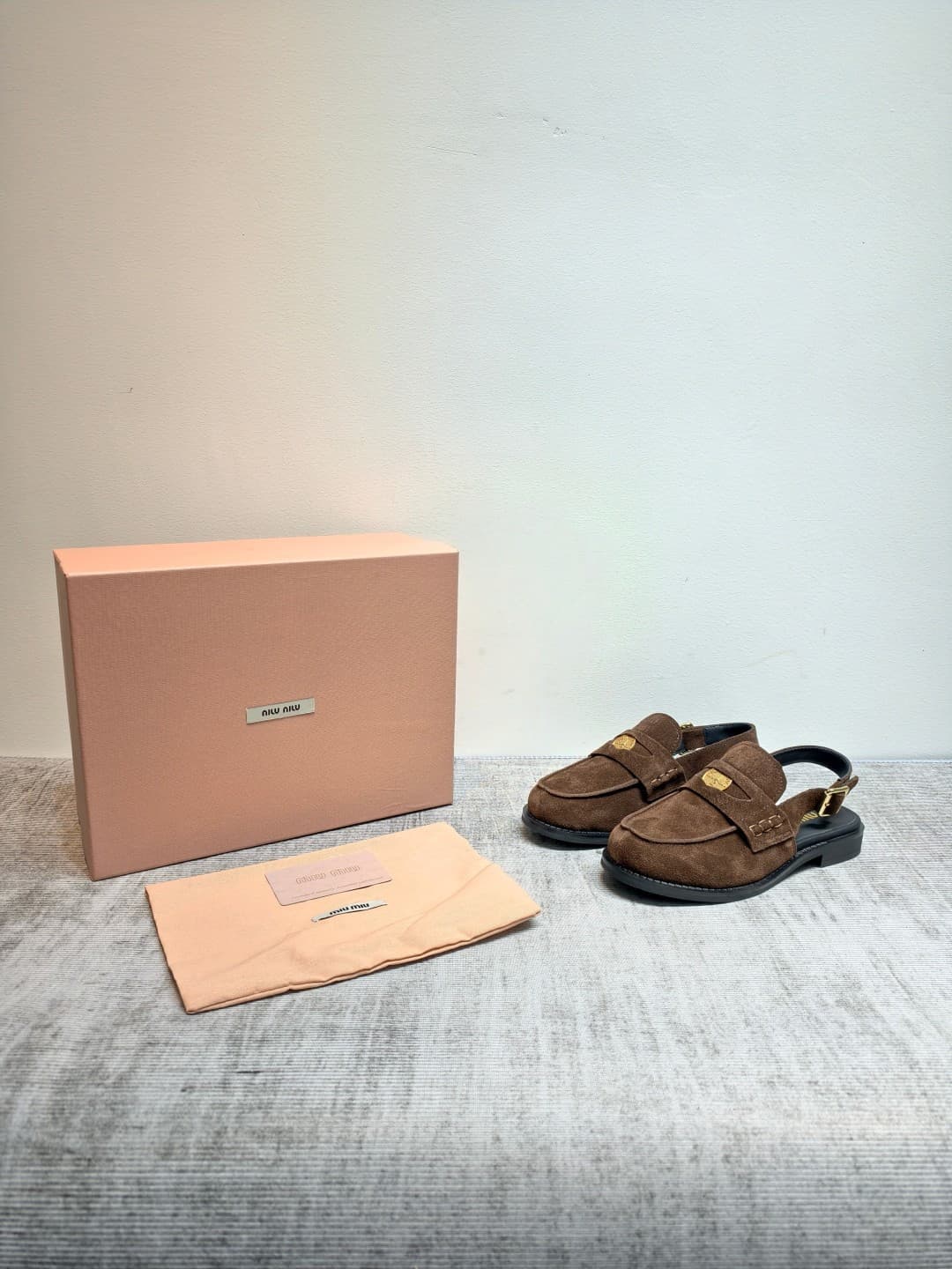 D10648 MIUMIU 2026 new vintage/retro shoes. The upper is made of high-quality calfskin or leather; some models feature aged waxed leather, giving a vintage look. There are also different versions with glossy polished leather, wine-red colored leather, and — image 2