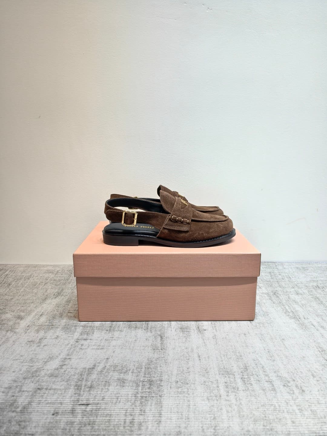 D10648 MIUMIU 2026 new vintage/retro shoes. The upper is made of high-quality calfskin or leather; some models feature aged waxed leather, giving a vintage look. There are also different versions with glossy polished leather, wine-red colored leather, and — image 6
