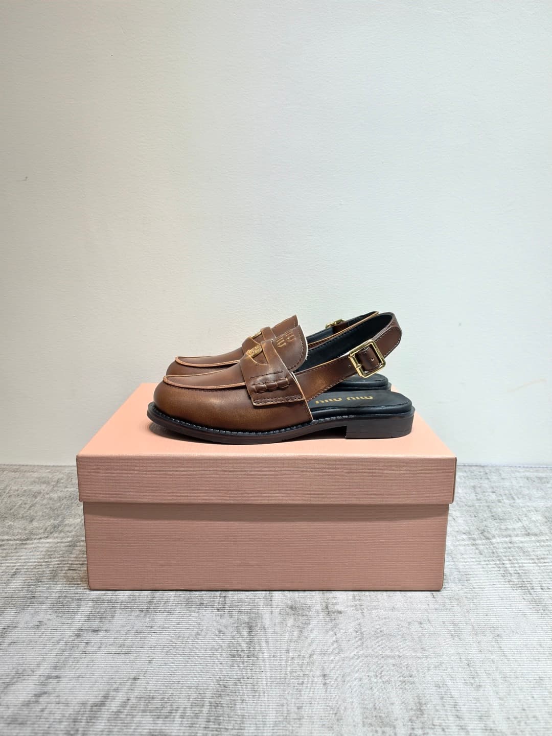 D10655 MIUMIU 2026 new vintage/retro sneakers. The upper is made of high-quality calfskin or leather; some models feature aged waxed leather for a vintage look. There are also different versions including glossy polished leather, wine-red dyed leather, an — image 2