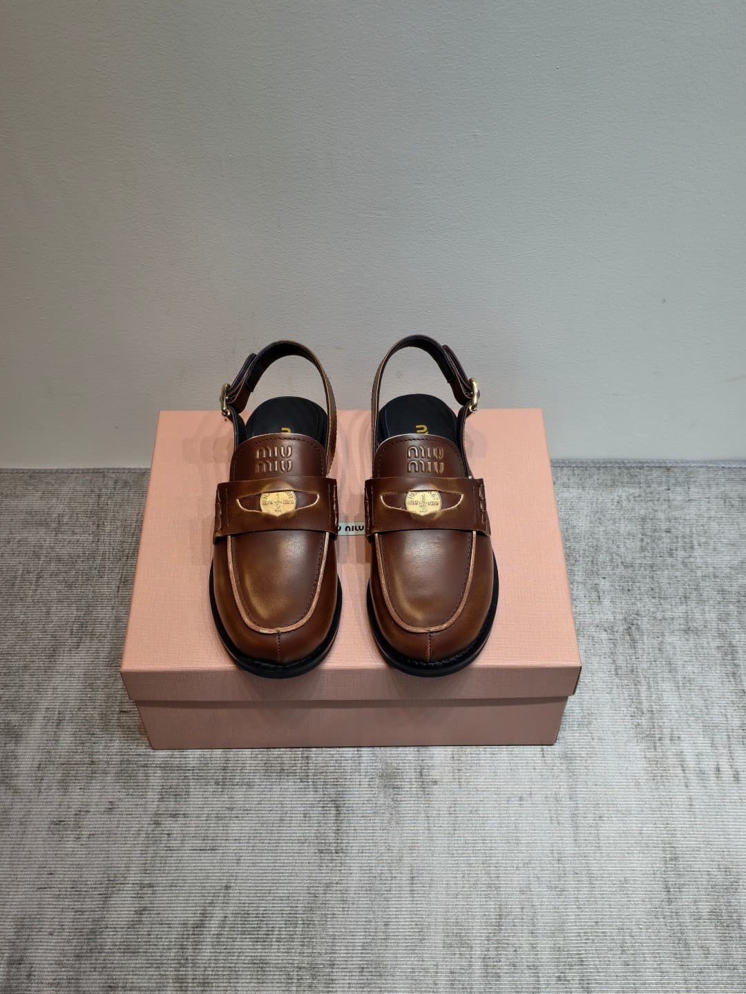 D10655 MIUMIU 2026 new vintage/retro sneakers. The upper is made of high-quality calfskin or leather; some models feature aged waxed leather for a vintage look. There are also different versions including glossy polished leather, wine-red dyed leather, an — image 1
