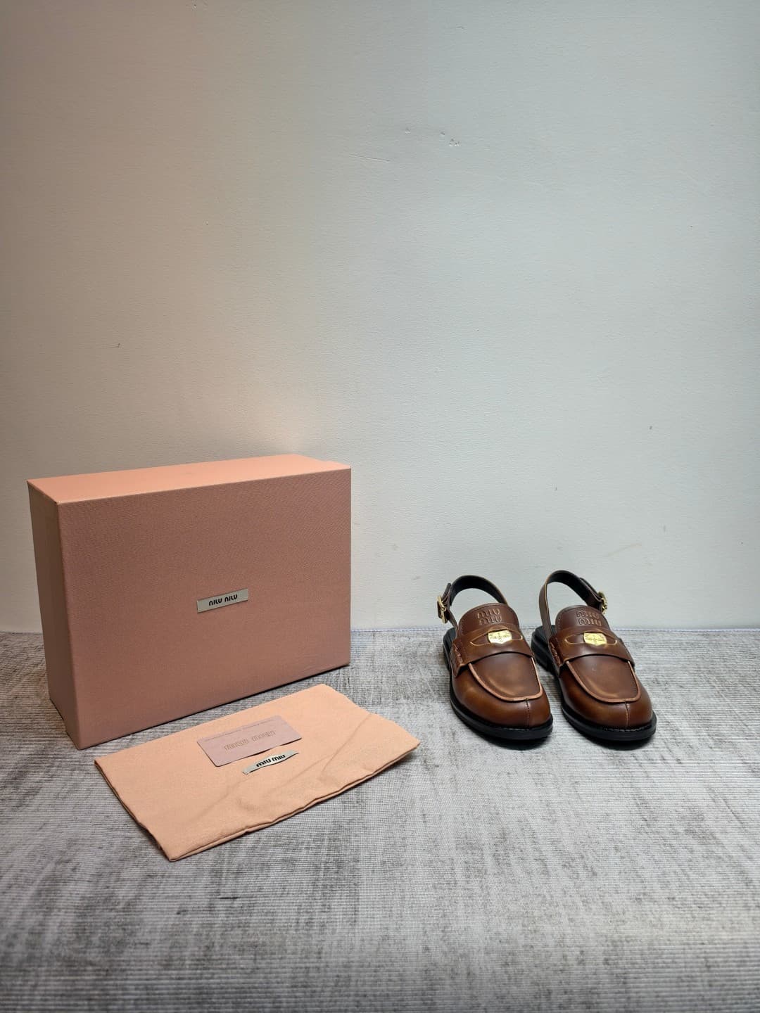 D10655 MIUMIU 2026 new vintage/retro sneakers. The upper is made of high-quality calfskin or leather; some models feature aged waxed leather for a vintage look. There are also different versions including glossy polished leather, wine-red dyed leather, an — image 4