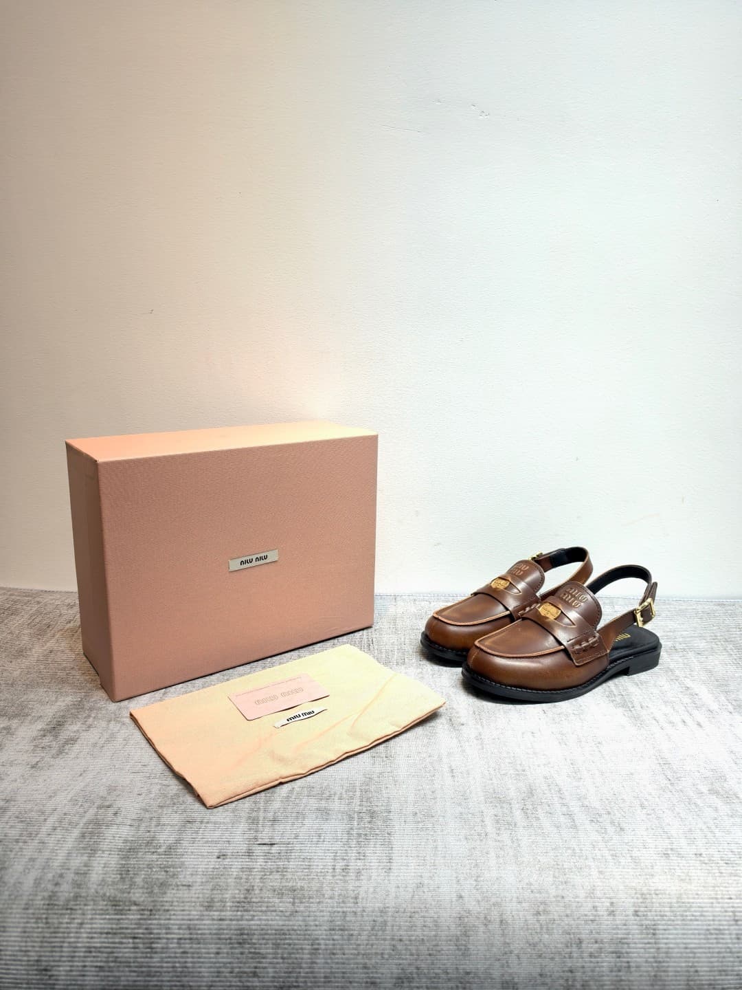 D10655 MIUMIU 2026 new vintage/retro sneakers. The upper is made of high-quality calfskin or leather; some models feature aged waxed leather for a vintage look. There are also different versions including glossy polished leather, wine-red dyed leather, an — image 8