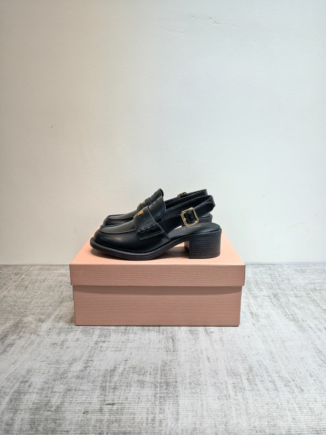 D10647 MIUMIU 2026 New Vintage/Retro Loafers – Upper: The main part is made of high-quality calf skin/leather; some models feature aged waxed leather for a vintage look. There are also different versions with glossy polished leather, wine-red colored leat — image 3