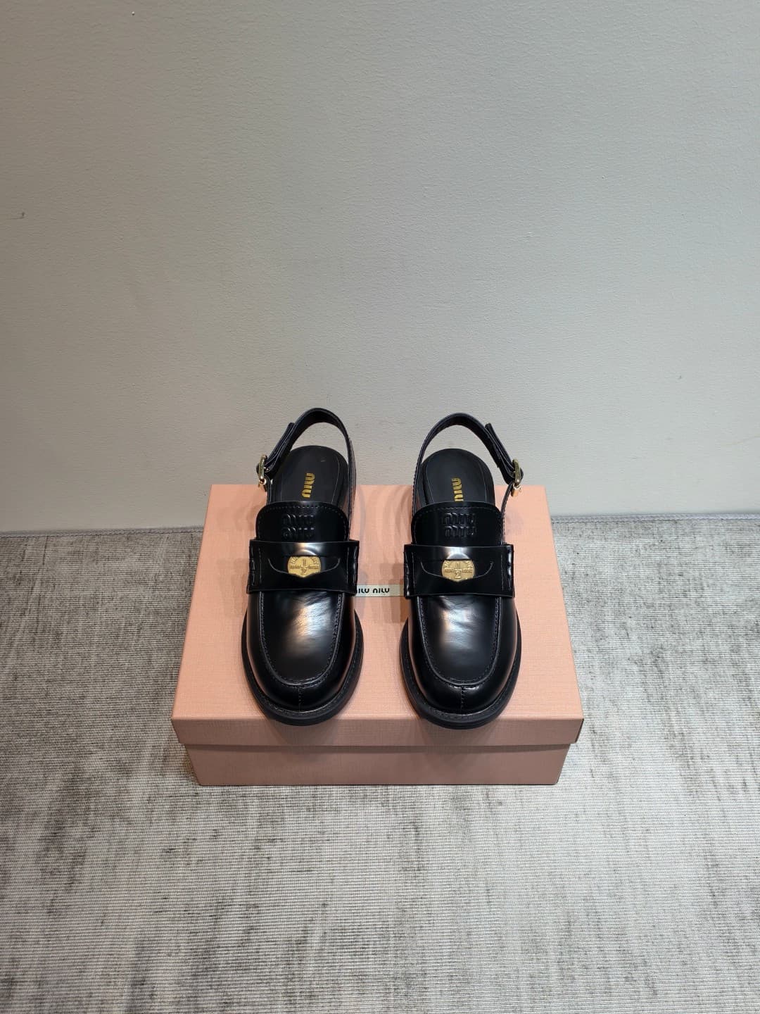 D10647 MIUMIU 2026 New Vintage/Retro Loafers – Upper: The main part is made of high-quality calf skin/leather; some models feature aged waxed leather for a vintage look. There are also different versions with glossy polished leather, wine-red colored leat — image 4