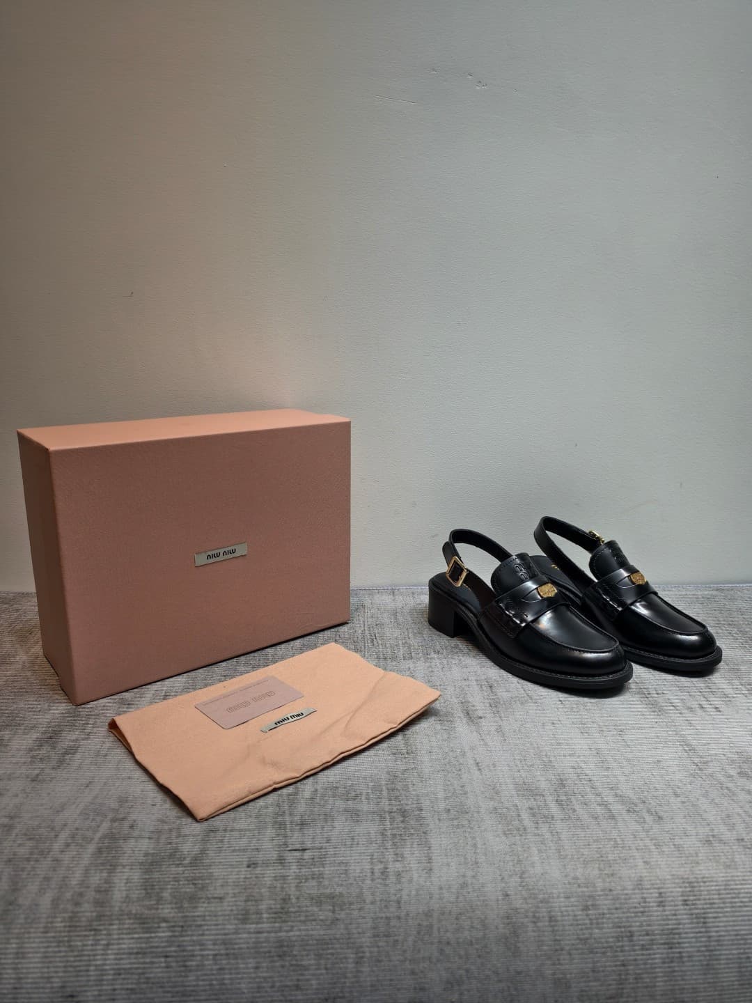 D10647 MIUMIU 2026 New Vintage/Retro Loafers – Upper: The main part is made of high-quality calf skin/leather; some models feature aged waxed leather for a vintage look. There are also different versions with glossy polished leather, wine-red colored leat — image 5