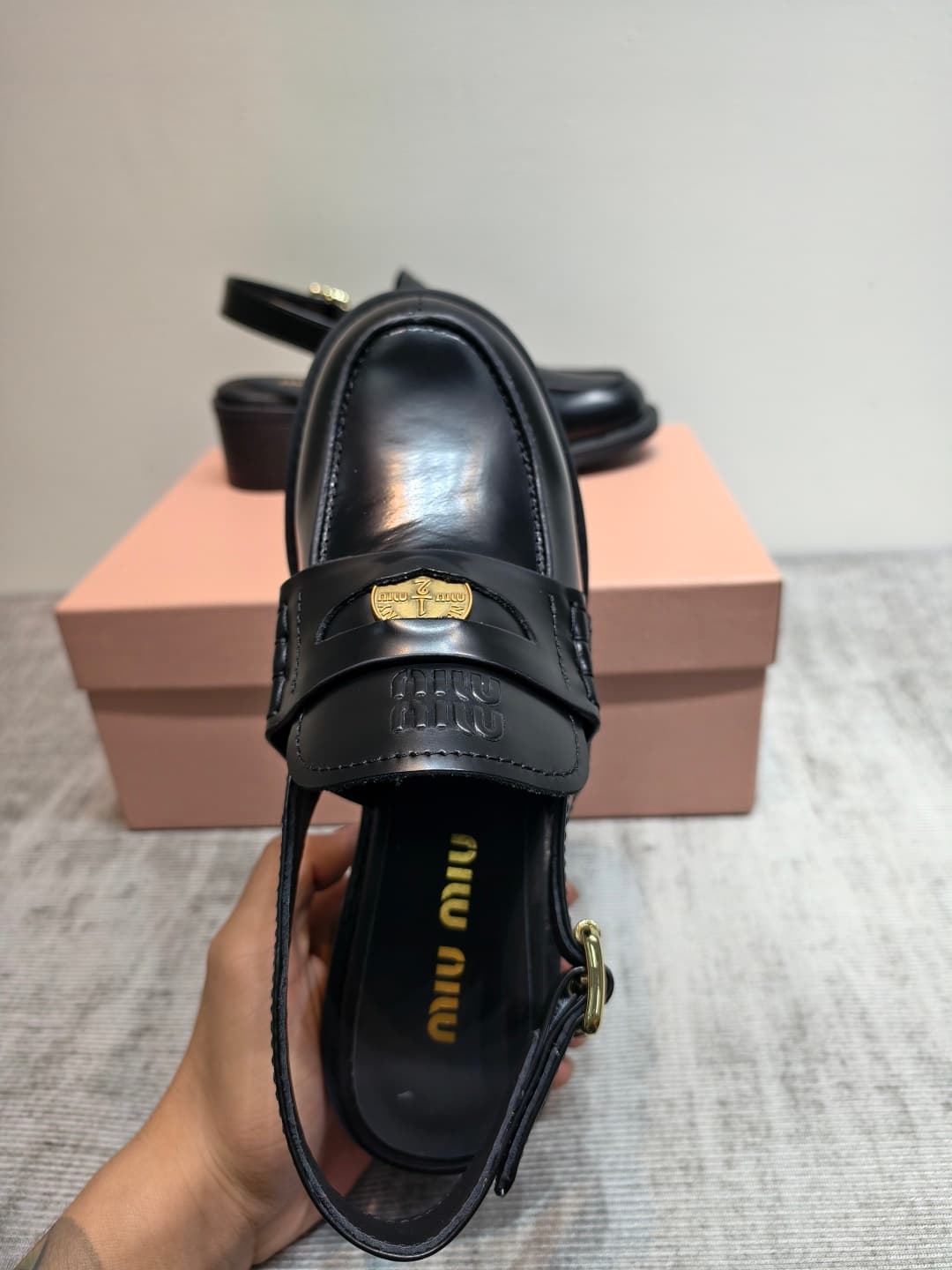 D10647 MIUMIU 2026 New Vintage/Retro Loafers – Upper: The main part is made of high-quality calf skin/leather; some models feature aged waxed leather for a vintage look. There are also different versions with glossy polished leather, wine-red colored leat — image 8