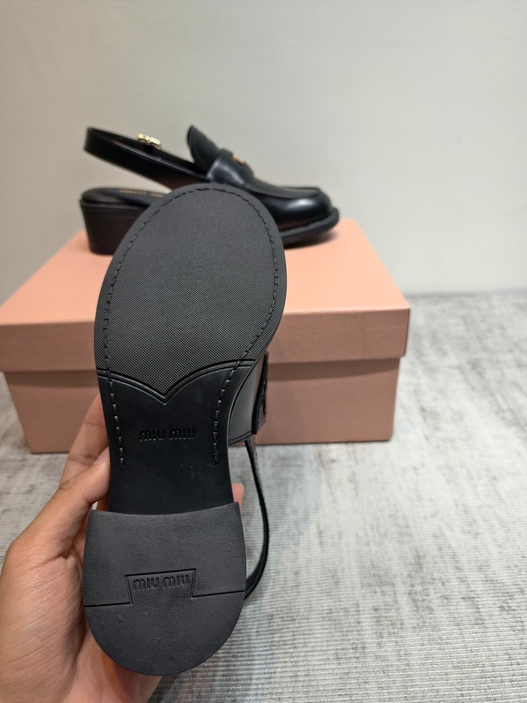 D10647 MIUMIU 2026 New Vintage/Retro Loafers – Upper: The main part is made of high-quality calf skin/leather; some models feature aged waxed leather for a vintage look. There are also different versions with glossy polished leather, wine-red colored leat — image 7