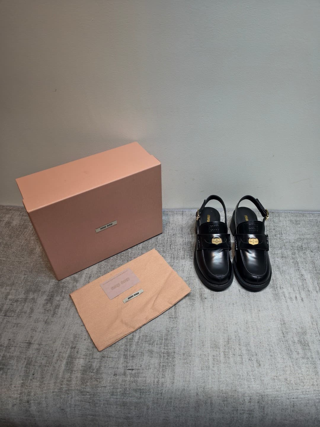 D10647 MIUMIU 2026 New Vintage/Retro Loafers – Upper: The main part is made of high-quality calf skin/leather; some models feature aged waxed leather for a vintage look. There are also different versions with glossy polished leather, wine-red colored leat — image 6
