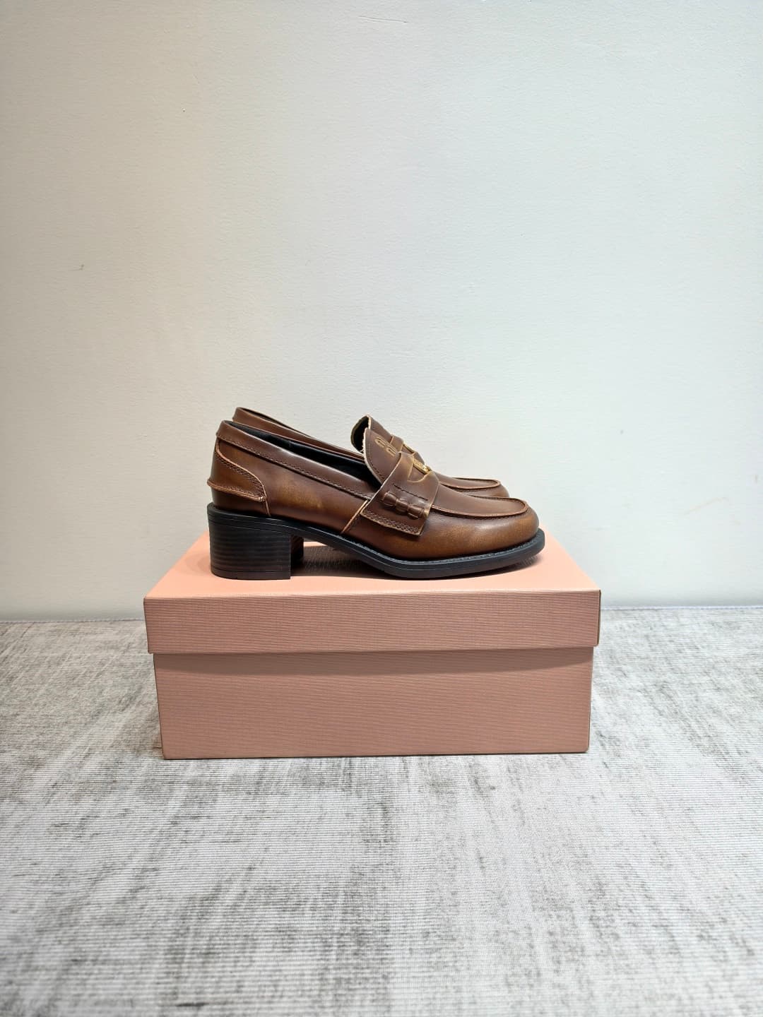 D10644 MIUMIU 2026 New Vintage/Retro Loafers – Upper: Main part made of high-quality calfskin/leather; some models feature aged waxed leather for a vintage look. There are also different versions including glossy polished leather, wine-red dyed leather, a — image 4