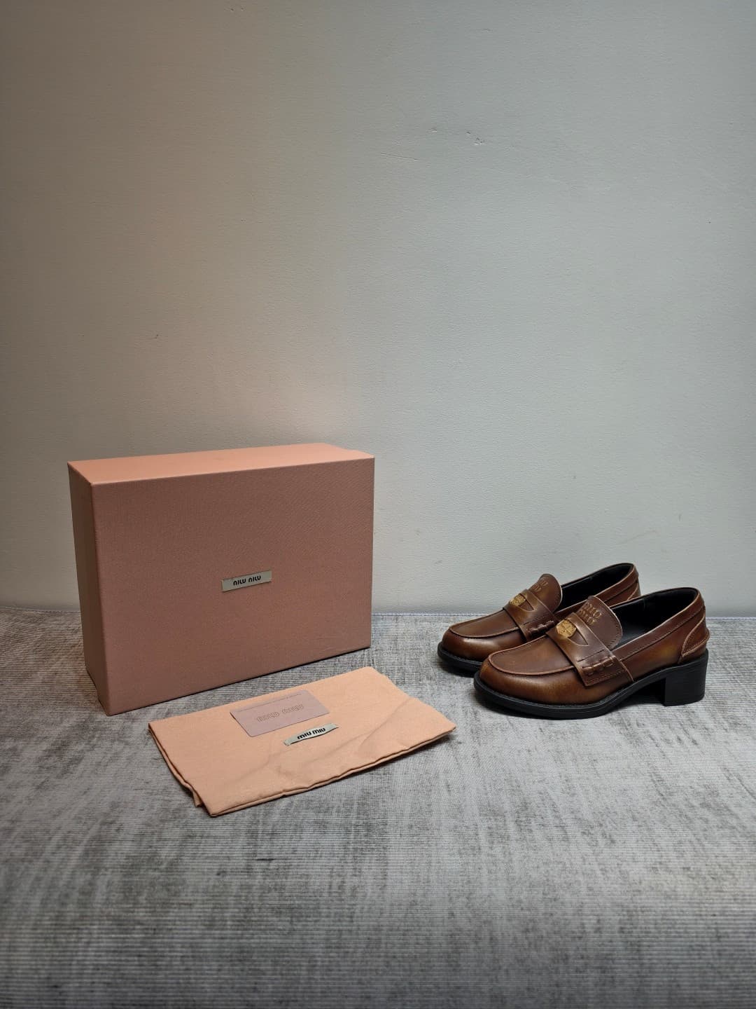 D10644 MIUMIU 2026 New Vintage/Retro Loafers – Upper: Main part made of high-quality calfskin/leather; some models feature aged waxed leather for a vintage look. There are also different versions including glossy polished leather, wine-red dyed leather, a — image 3