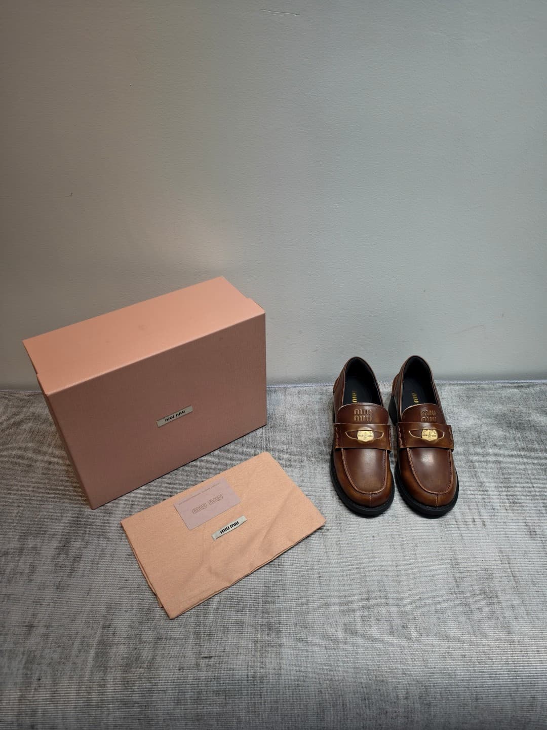 D10644 MIUMIU 2026 New Vintage/Retro Loafers – Upper: Main part made of high-quality calfskin/leather; some models feature aged waxed leather for a vintage look. There are also different versions including glossy polished leather, wine-red dyed leather, a — image 1