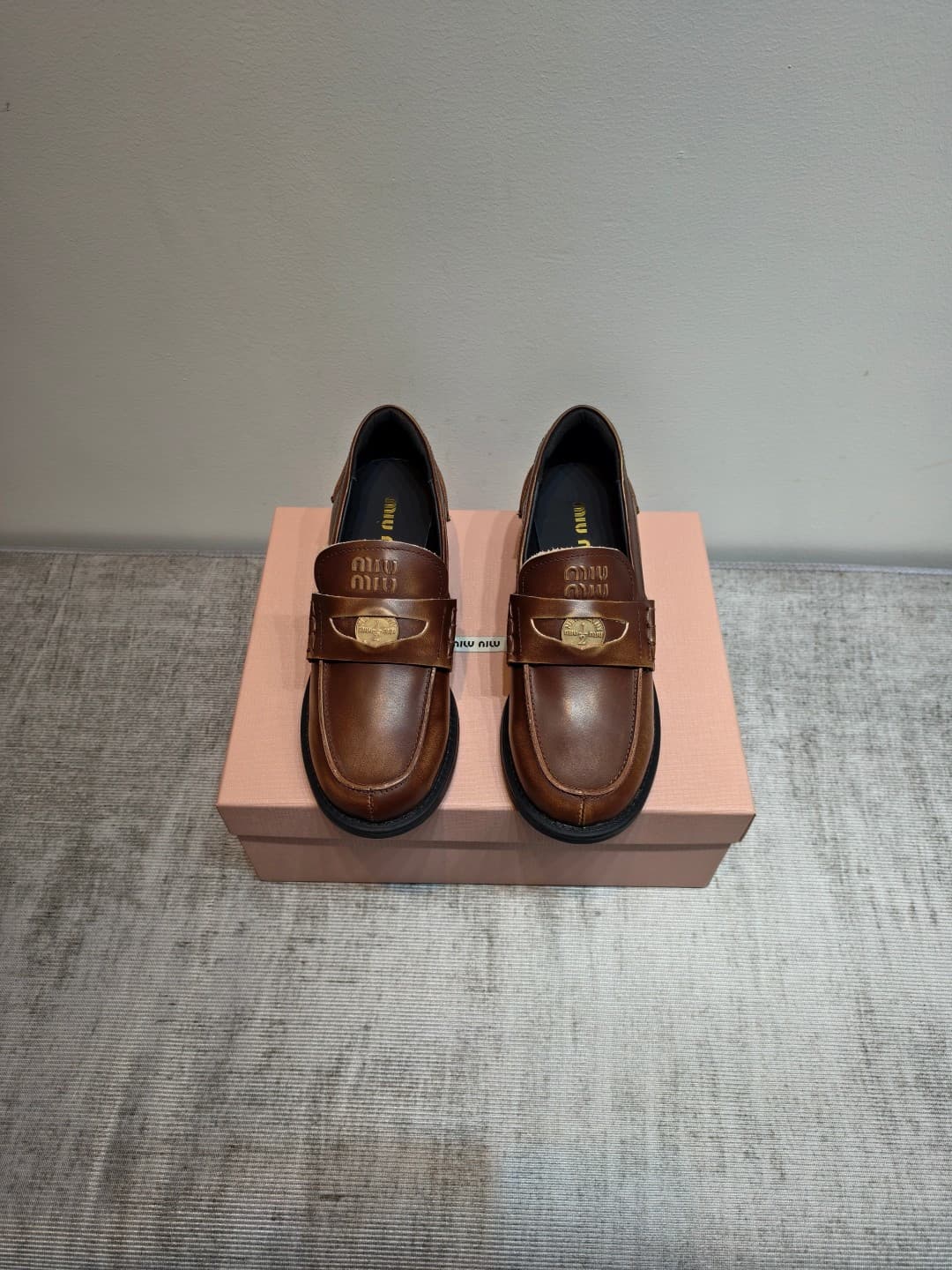 D10644 MIUMIU 2026 New Vintage/Retro Loafers – Upper: Main part made of high-quality calfskin/leather; some models feature aged waxed leather for a vintage look. There are also different versions including glossy polished leather, wine-red dyed leather, a — image 7