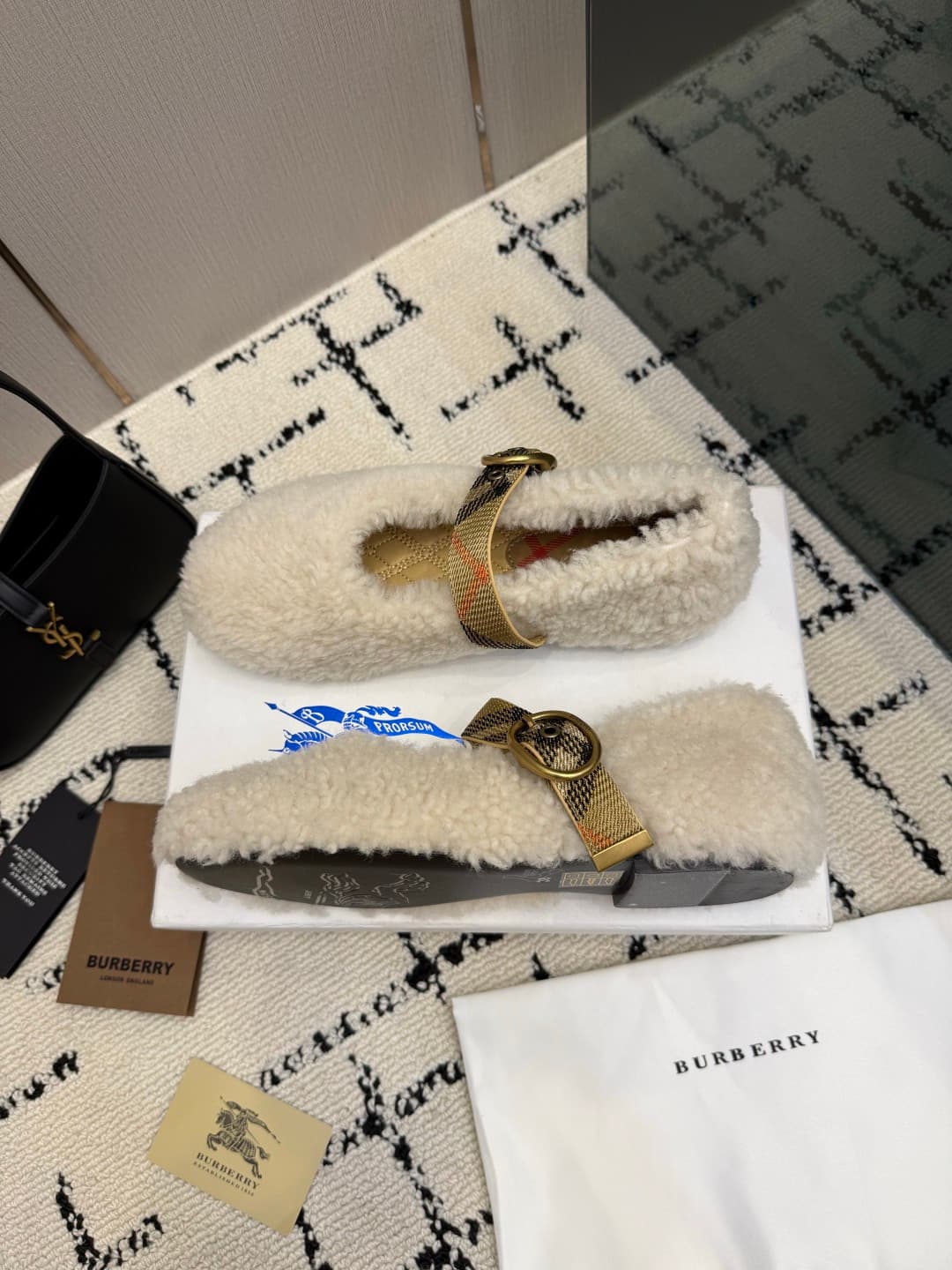 D3130 BURBERRY Lamb wool bandana Mary Jane shoes — image 5