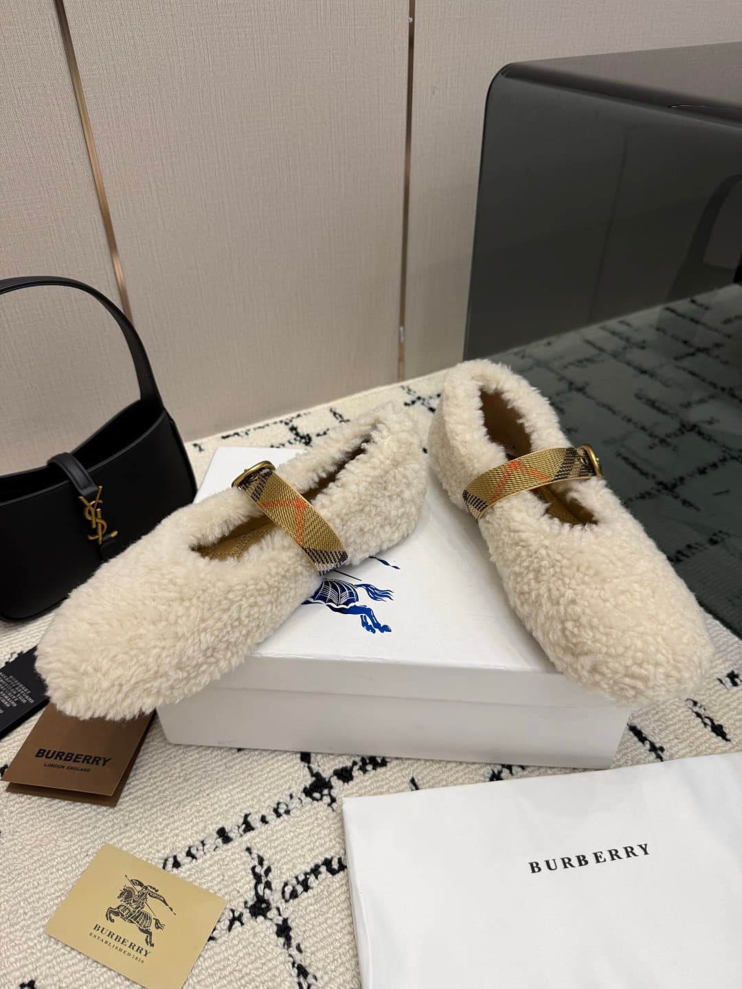 D3130 BURBERRY Lamb wool bandana Mary Jane shoes — image 3