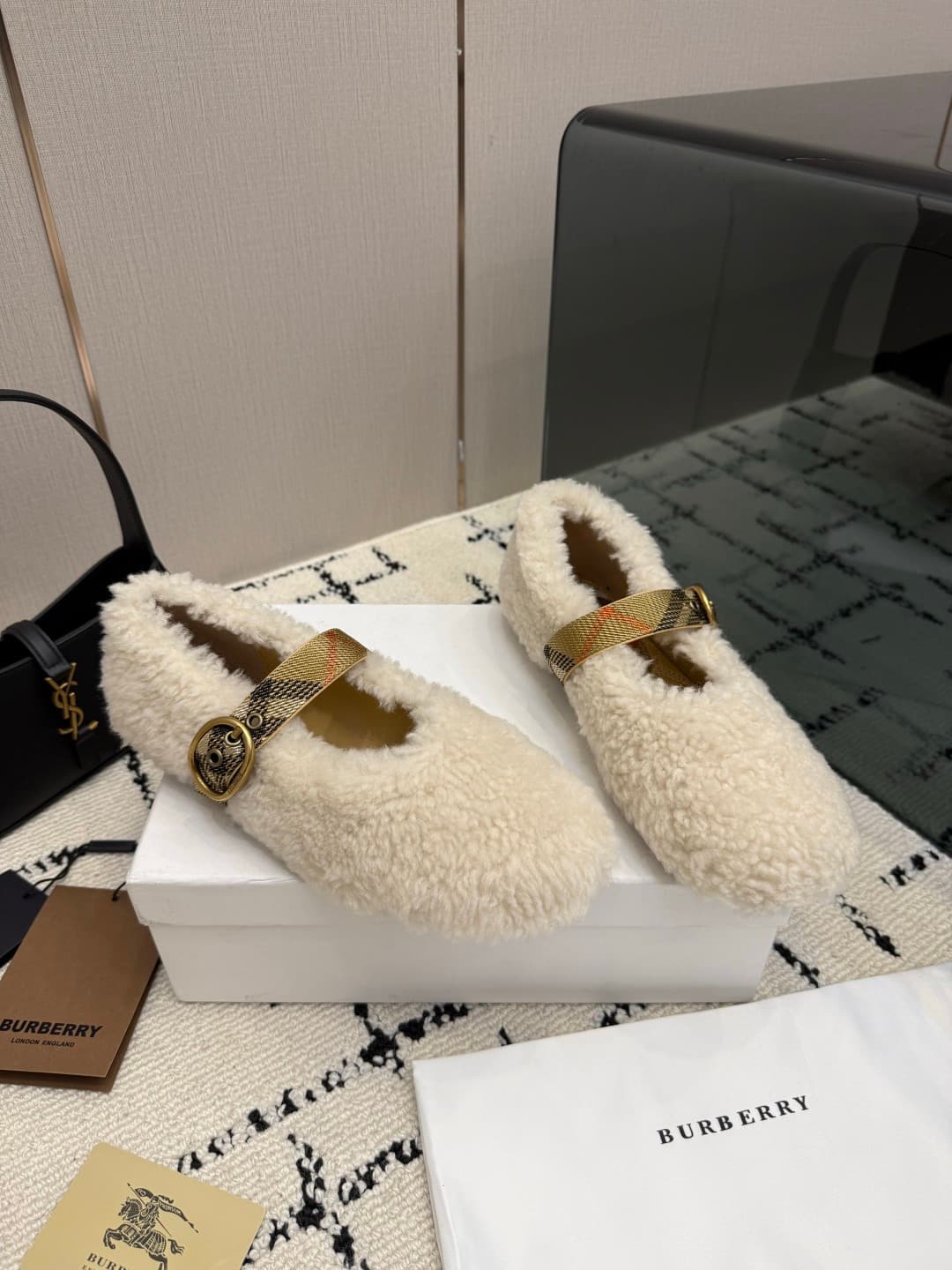 D3130 BURBERRY Lamb wool bandana Mary Jane shoes — image 2