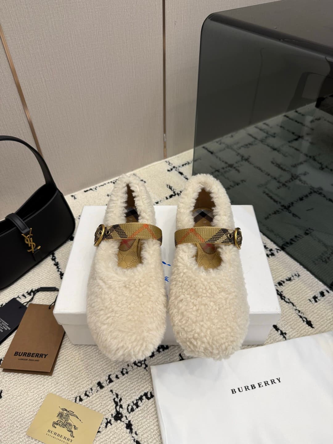 D3130 BURBERRY Lamb wool bandana Mary Jane shoes — image 1