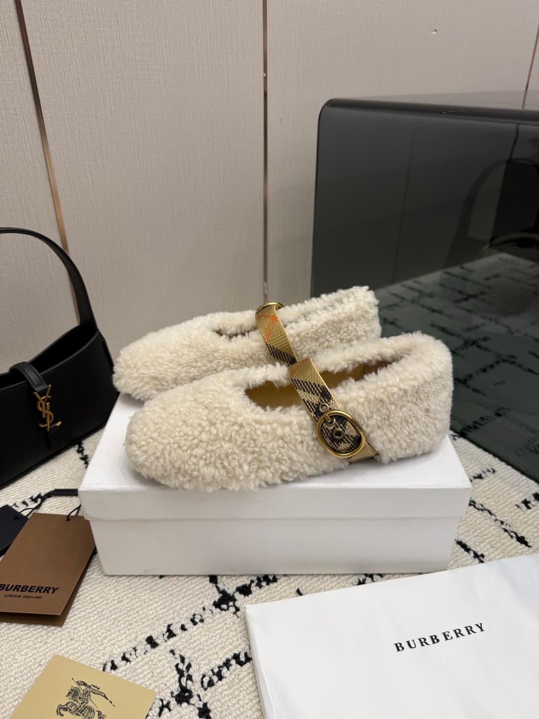 D3130 BURBERRY Lamb wool bandana Mary Jane shoes — image 4