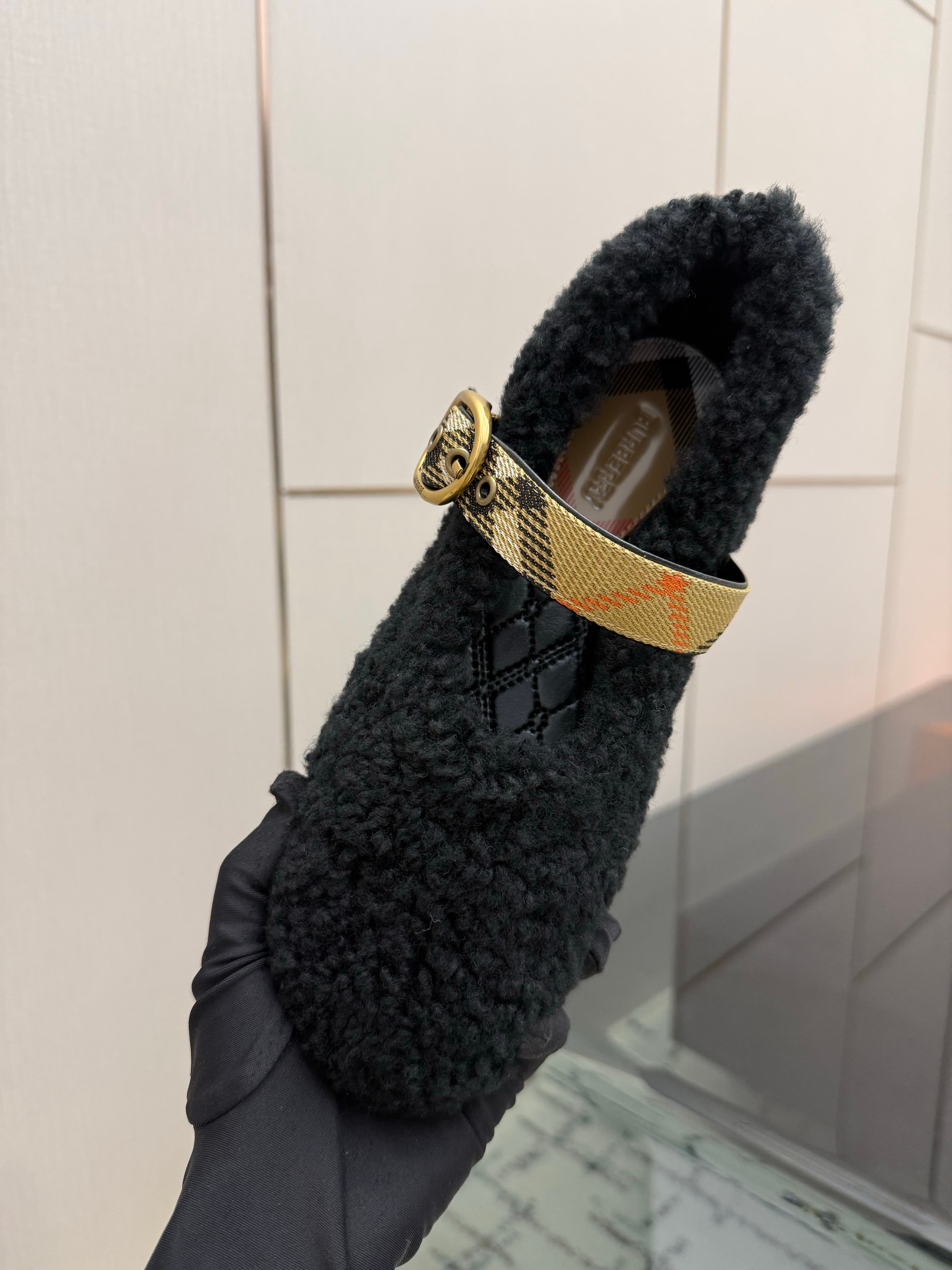 D3129 BURBERRY lamb hair band and Mary Jane shoes — image 8